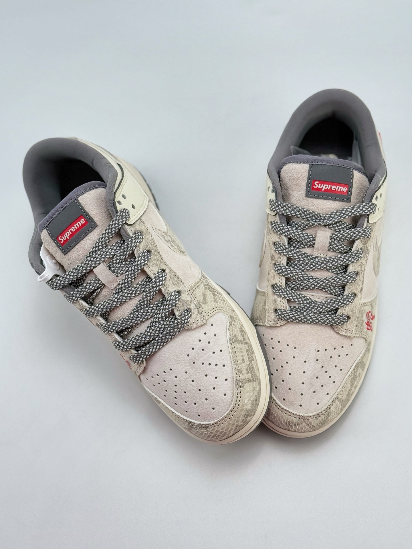 Nike SB Dunk Low x Supreme 蛇年限定 白灰小钩满天星  XS1086-019