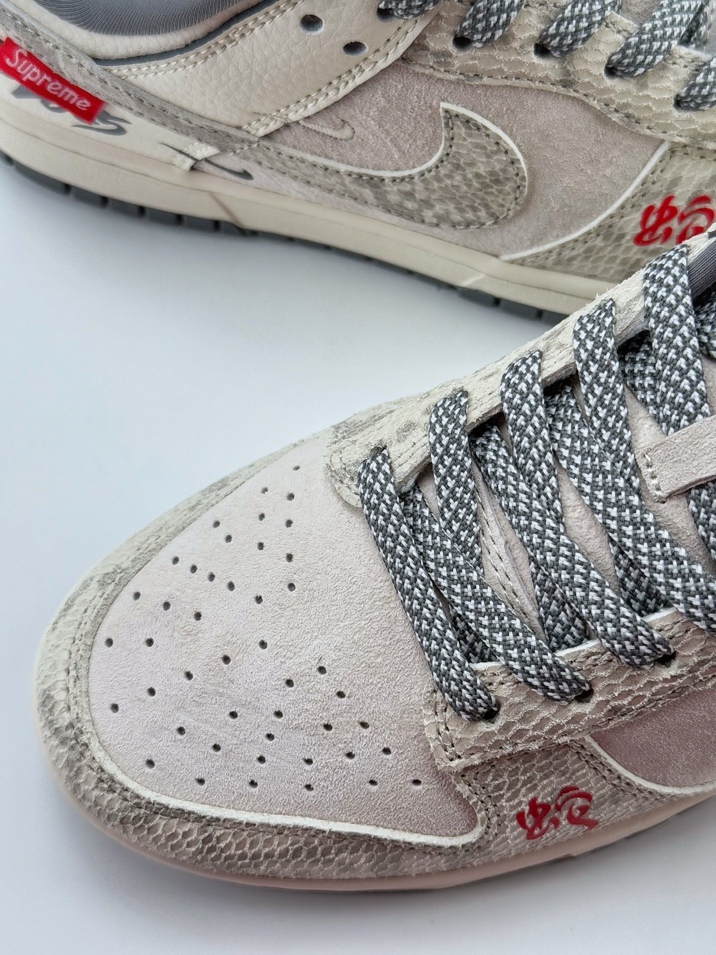 Nike SB Dunk Low x Supreme 蛇年限定 白灰小钩满天星  XS1086-019
