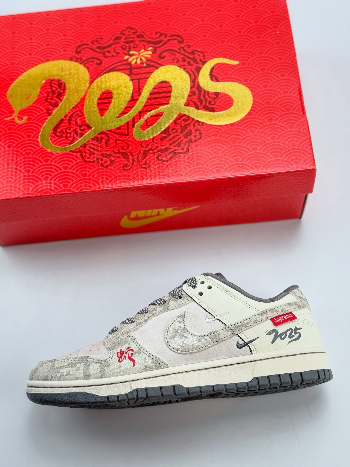 Nike SB Dunk Low x Supreme 蛇年限定 白灰小钩满天星  XS1086-019
