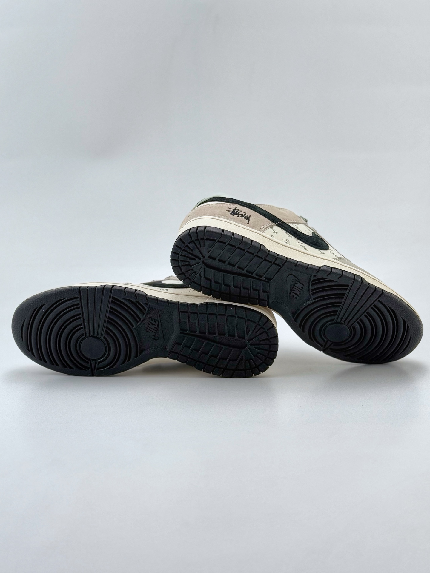 Nike SB Dunk Low x Stussy 白灰黑小钩满天星  XX2025-901