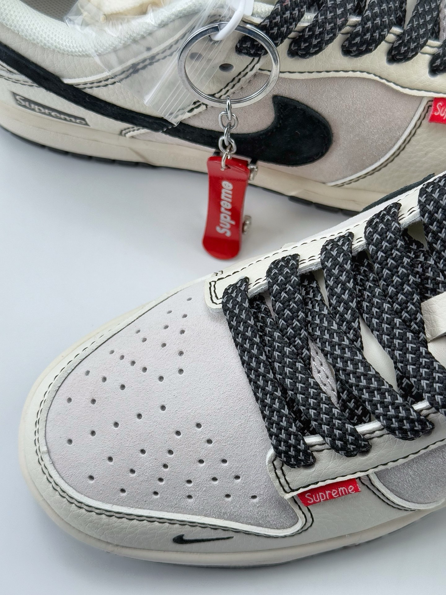 Nike SB Dunk Low x Supreme 白黑小钩满天星  BB7518-024