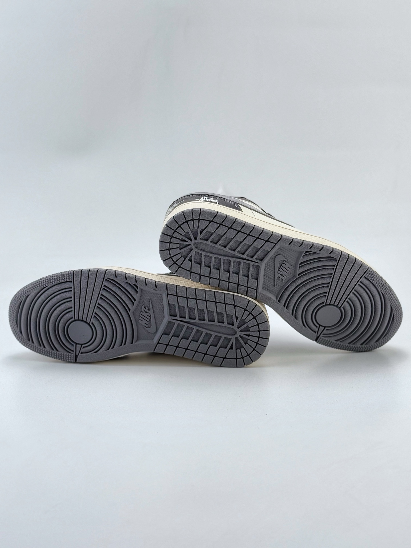 Air Jordan 1 Retro Low x Stussy 白黑灰小钩满天星 XX3318-511