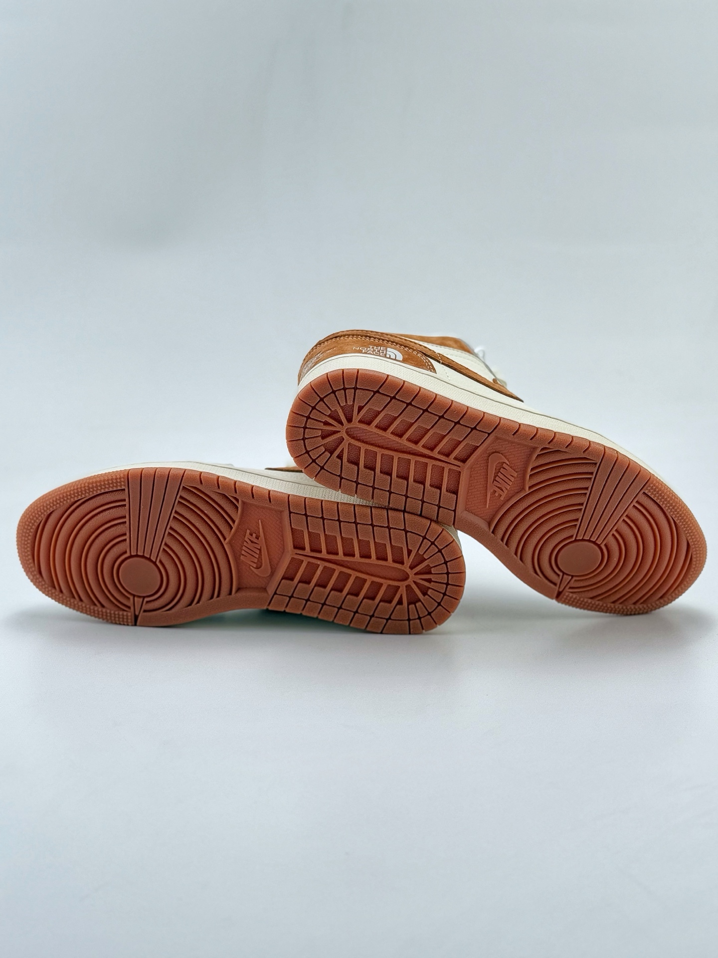 Air Jordan 1 Retro Low x The North Face 白棕小钩 HD2258-619