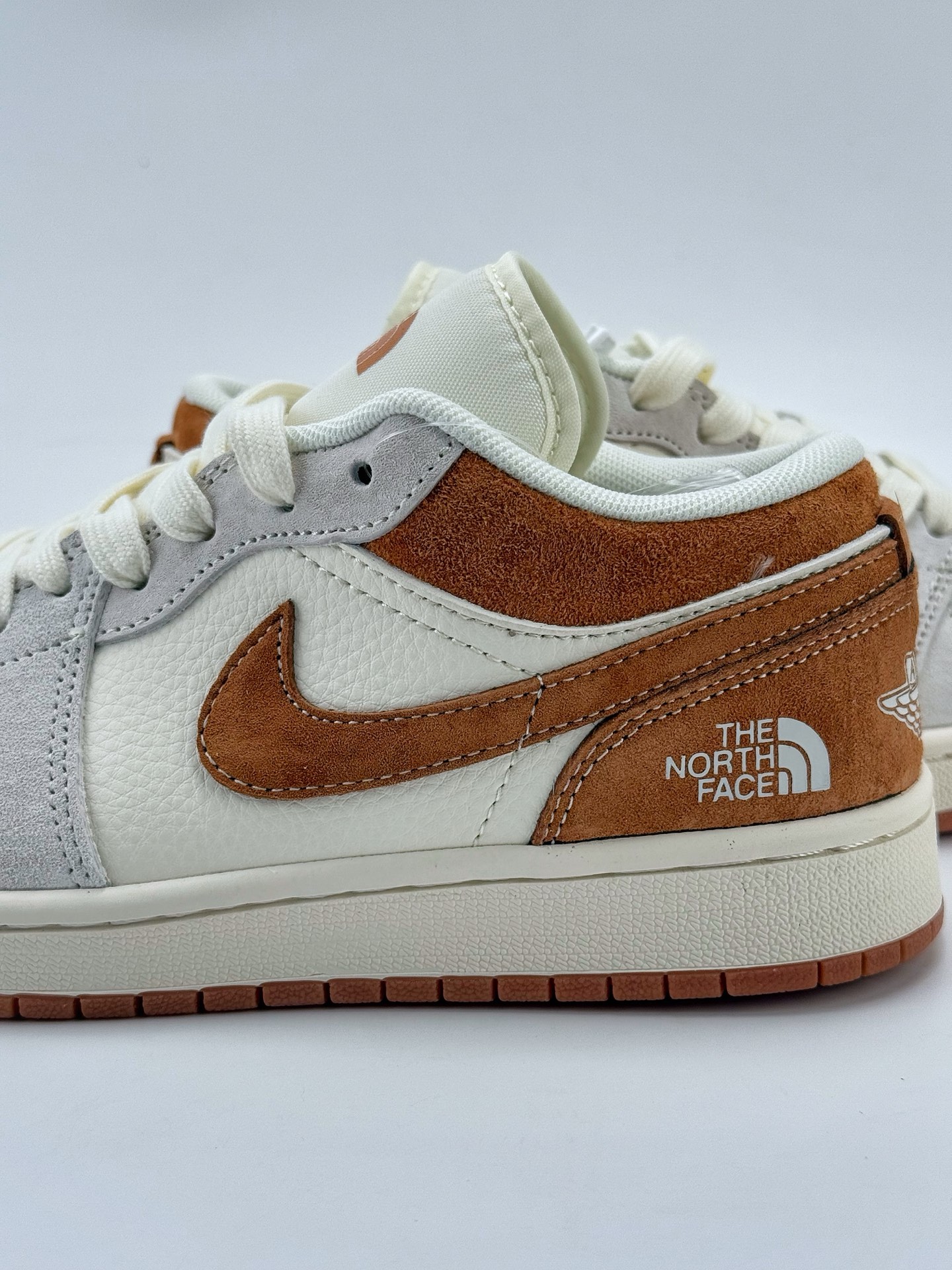 Air Jordan 1 Retro Low x The North Face 白棕小钩 HD2258-619