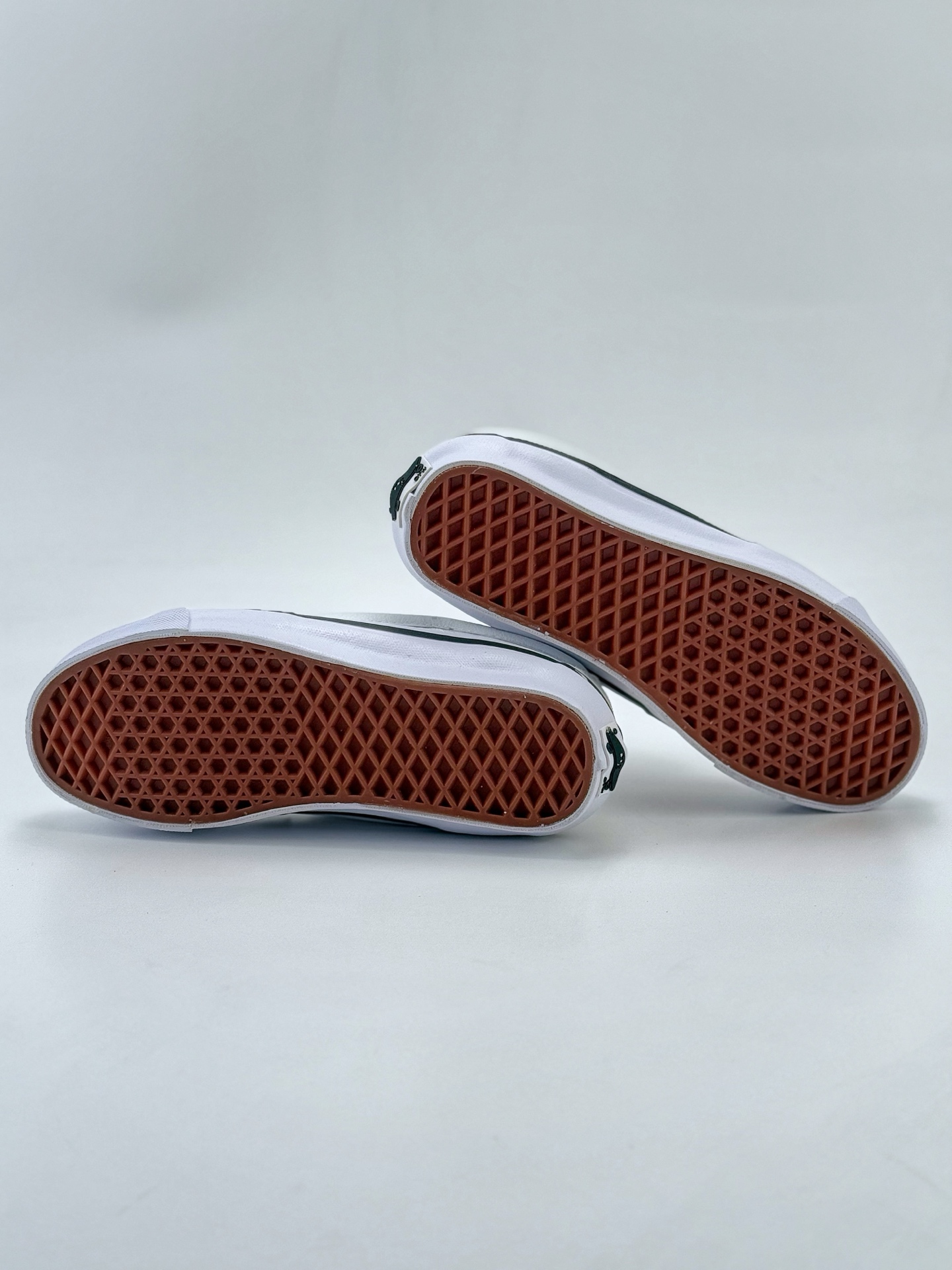 Vans x HommeGirls SK8-mid 时尚百搭黑色中帮男女同款黑色板鞋  VN000NBNCJK 白色中帮 VN000NBN2VZ