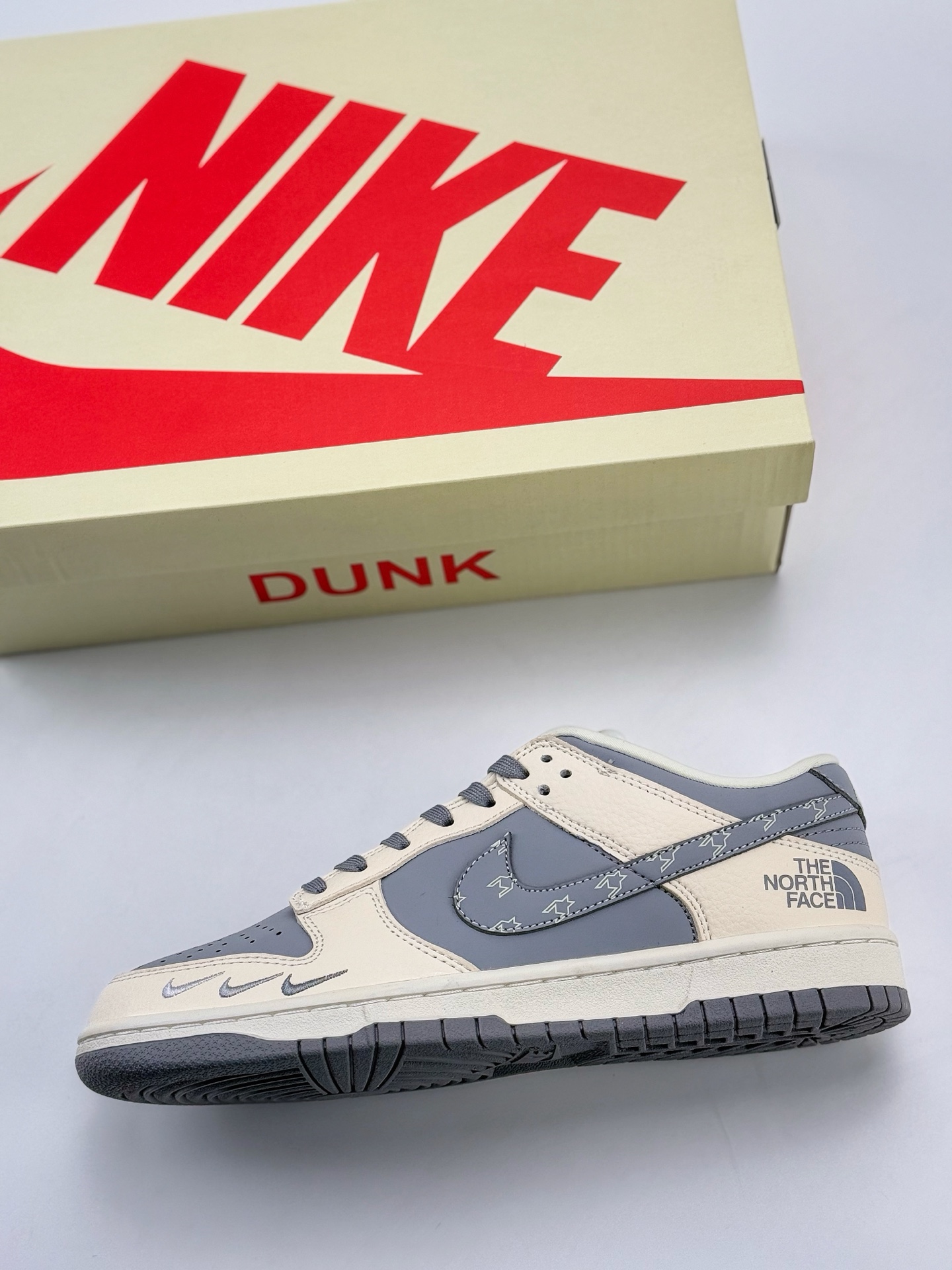 Nike SB Dunk Low x The North Face 白灰三小钩  KK1333-018