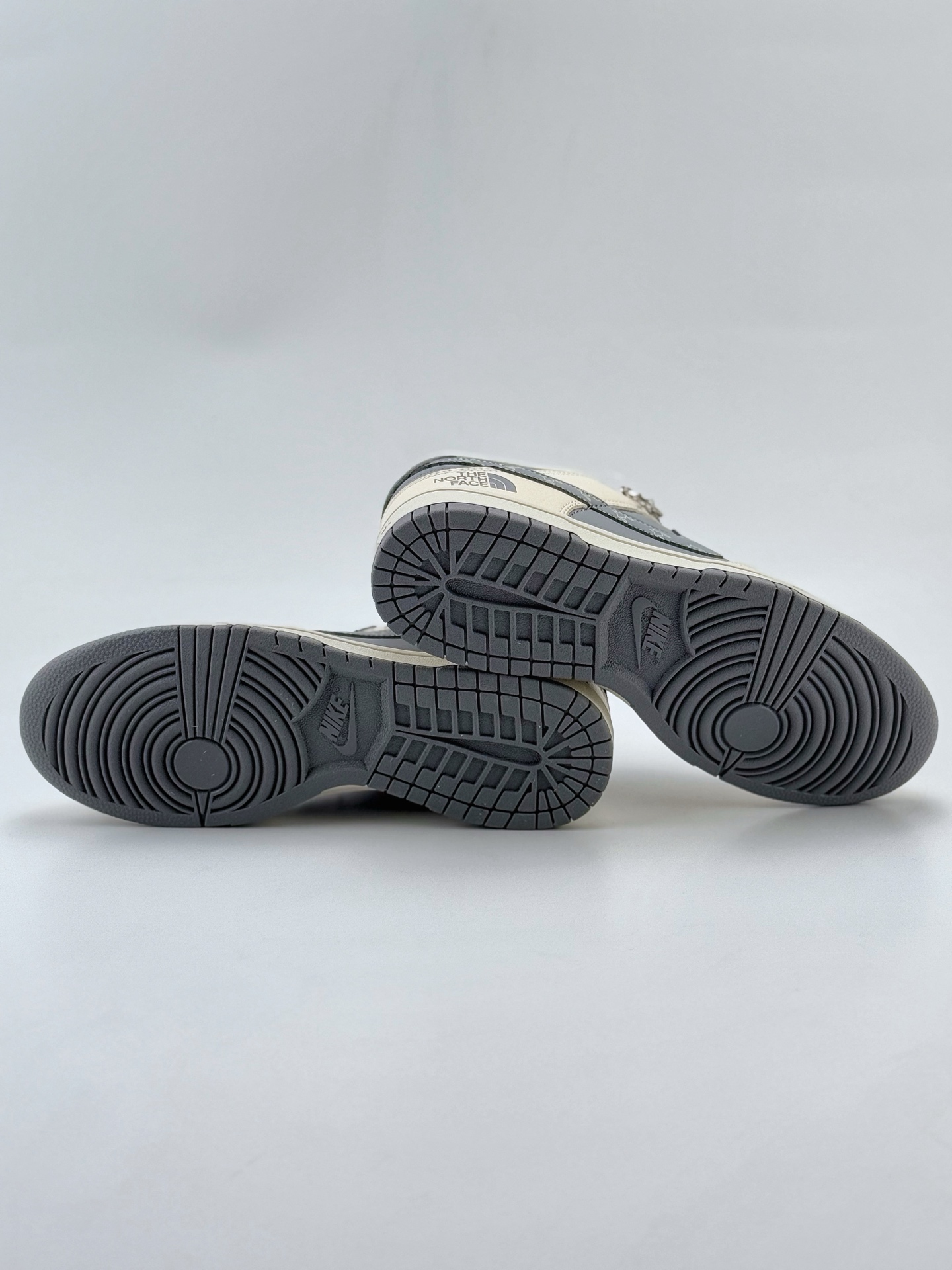 Nike SB Dunk Low x The North Face 白灰三小钩  KK1333-018