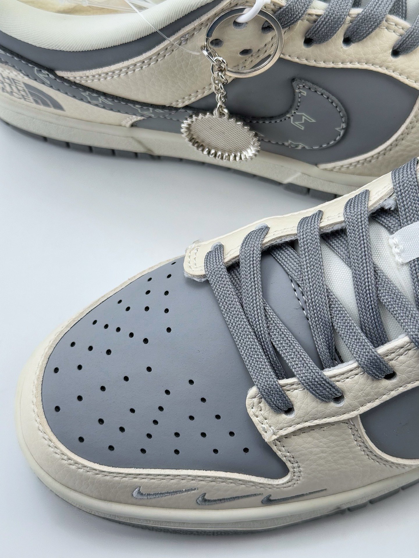 Nike SB Dunk Low x The North Face 白灰三小钩  KK1333-018