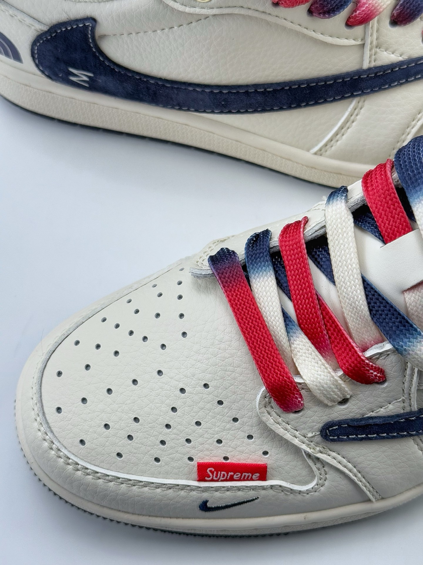 Travis Scott x Nike Air Jordan 1 Low x The North Face Air Jordan 1 Low 反转白红蓝小钩翻毛倒钩 FC1688-211