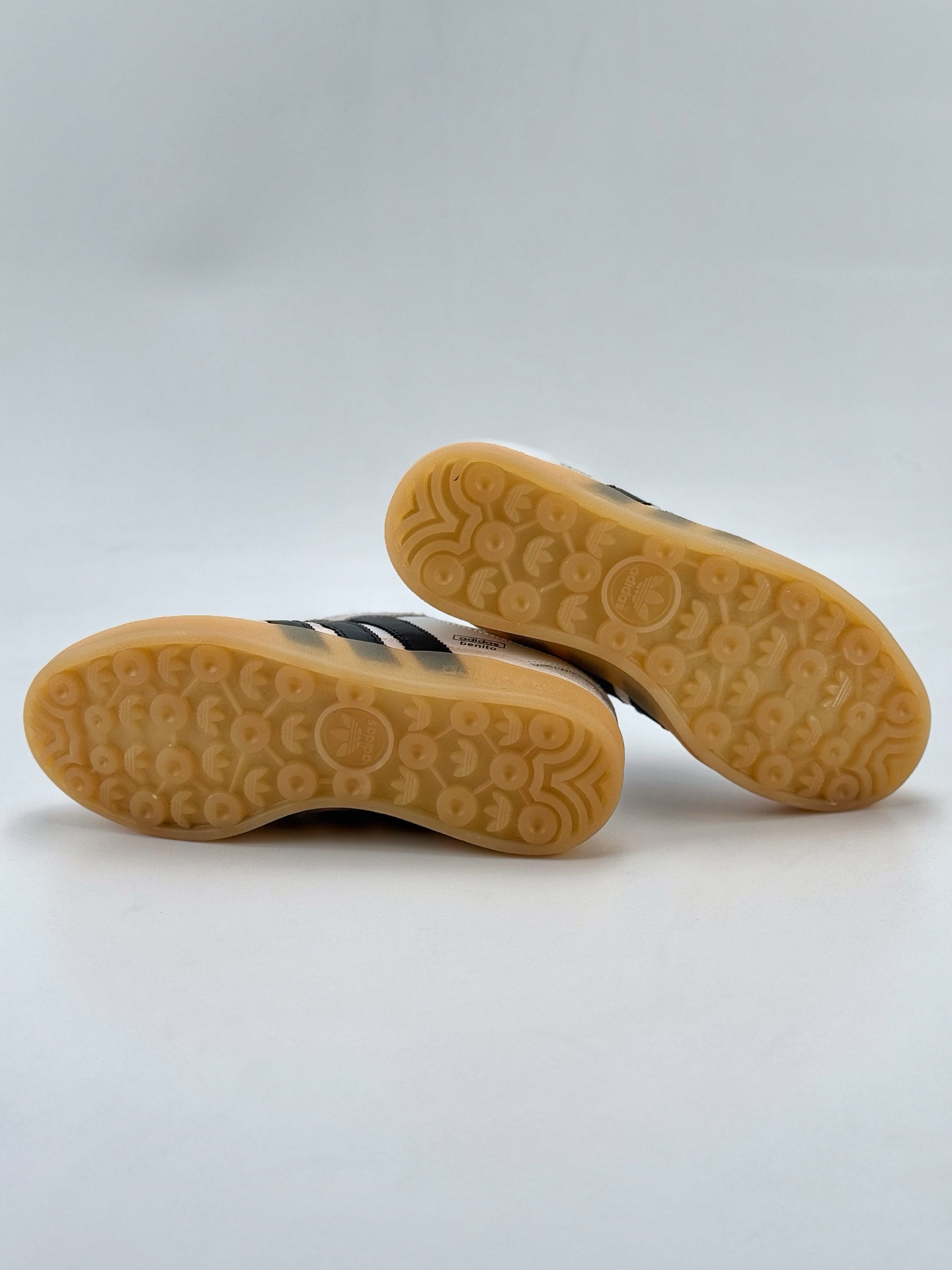 adidas Originals Gazelle INdoor x Bad Bunny 坏痞兔白黑 三叶草休闲防滑耐磨低帮板鞋  IF9735