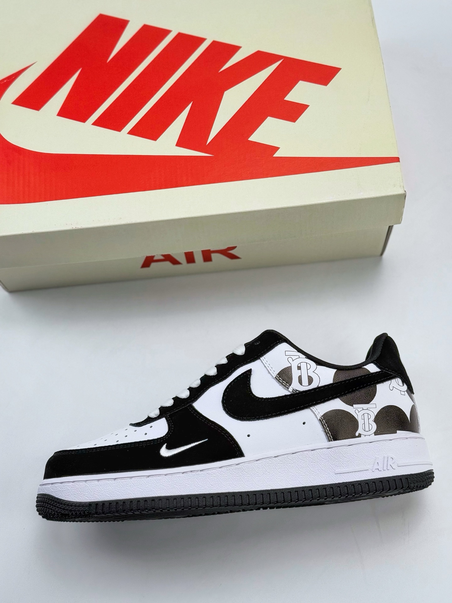 Nike Air Force 1 Low 07 x BURBRRY 黑白小钩涂鸦  DF0188-029