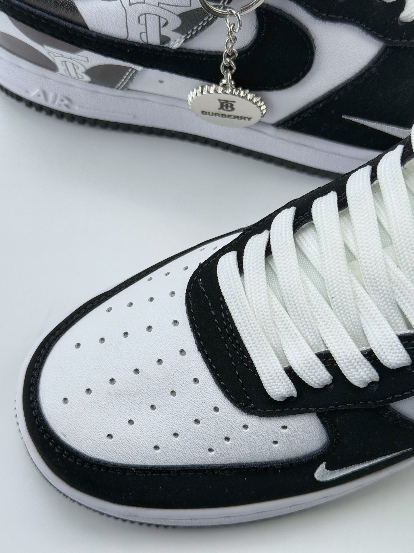 Nike Air Force 1 Low 07 x BURBRRY 黑白小钩涂鸦  DF0188-029