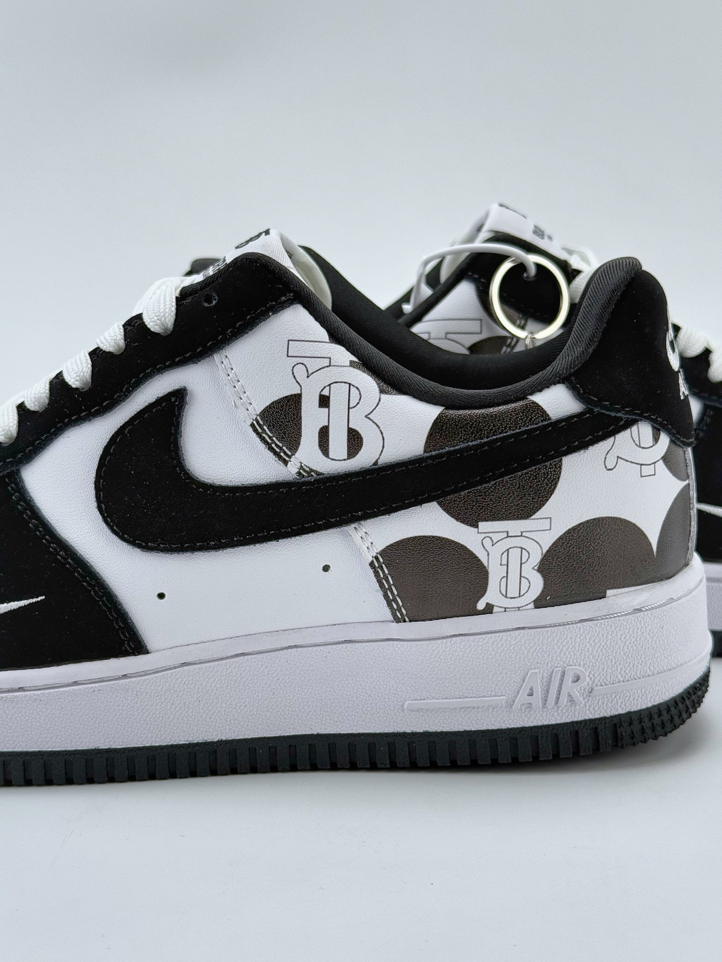Nike Air Force 1 Low 07 x BURBRRY 黑白小钩涂鸦  DF0188-029