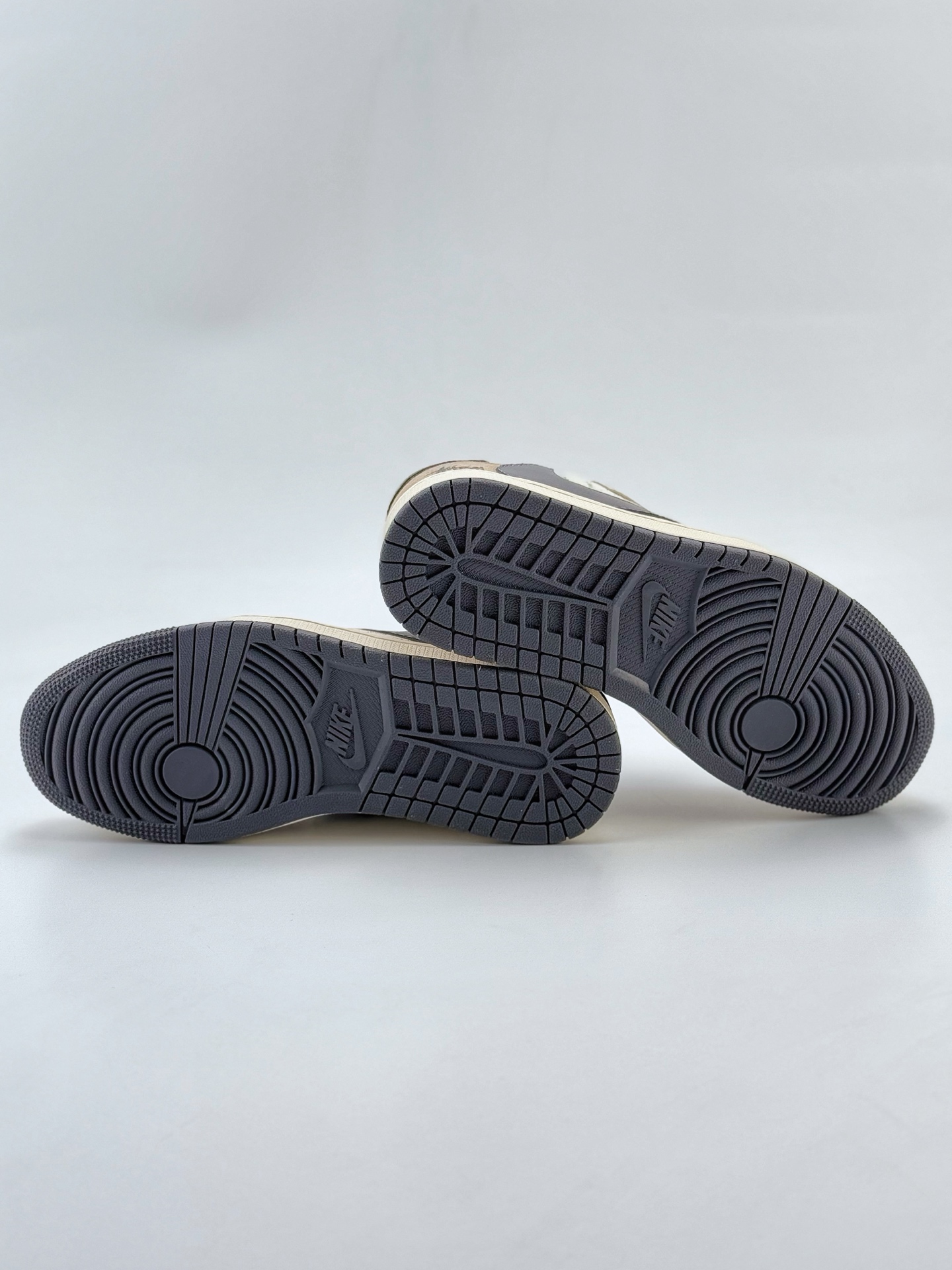 Travis Scott x Nike Air Jordan 1 Low x Stussy Air Jordan 1 Low 反转白棕灰小钩满天星翻毛倒钩 XZ6188-690