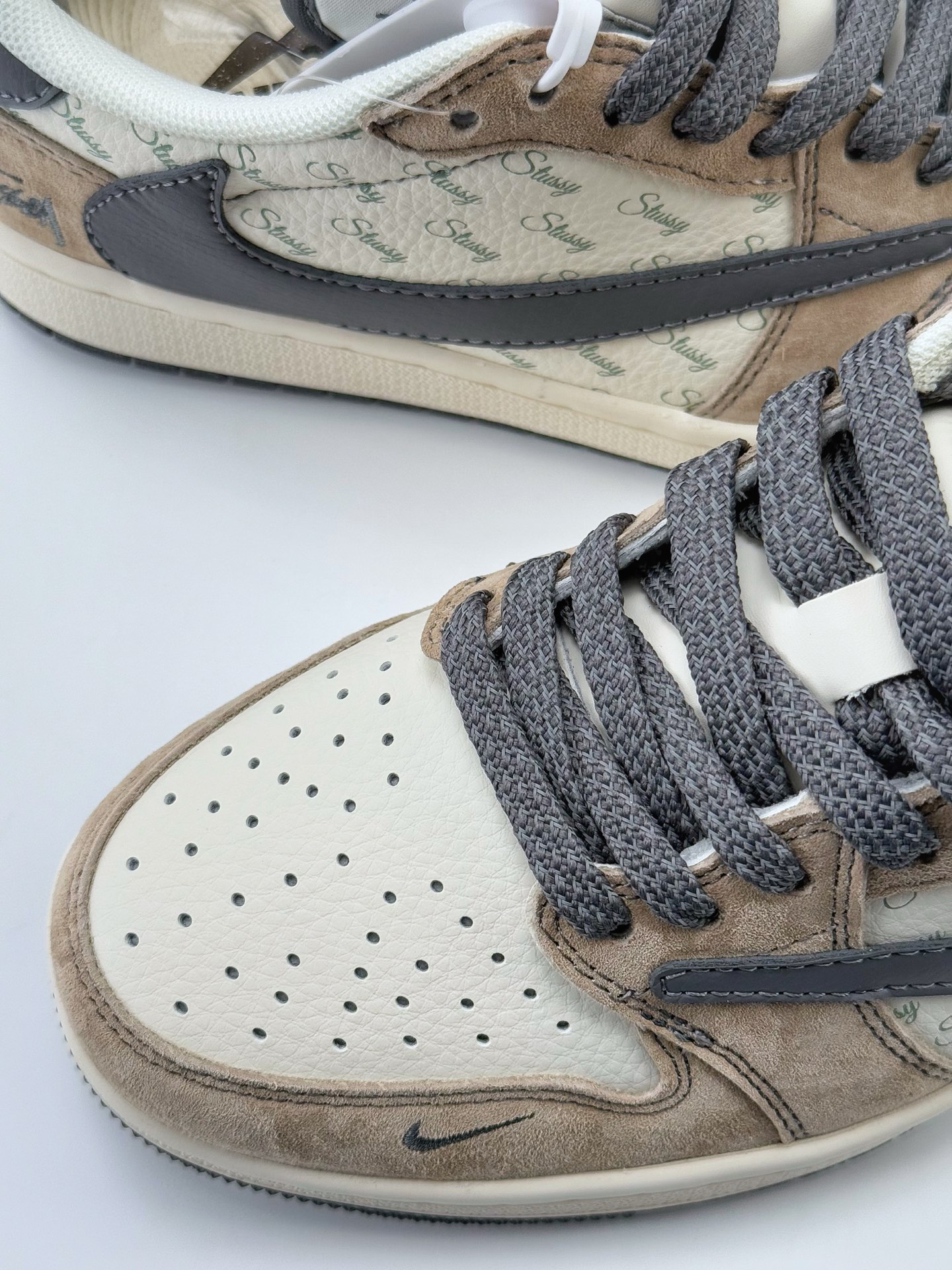 Travis Scott x Nike Air Jordan 1 Low x Stussy Air Jordan 1 Low 反转白棕灰小钩满天星翻毛倒钩 XZ6188-690