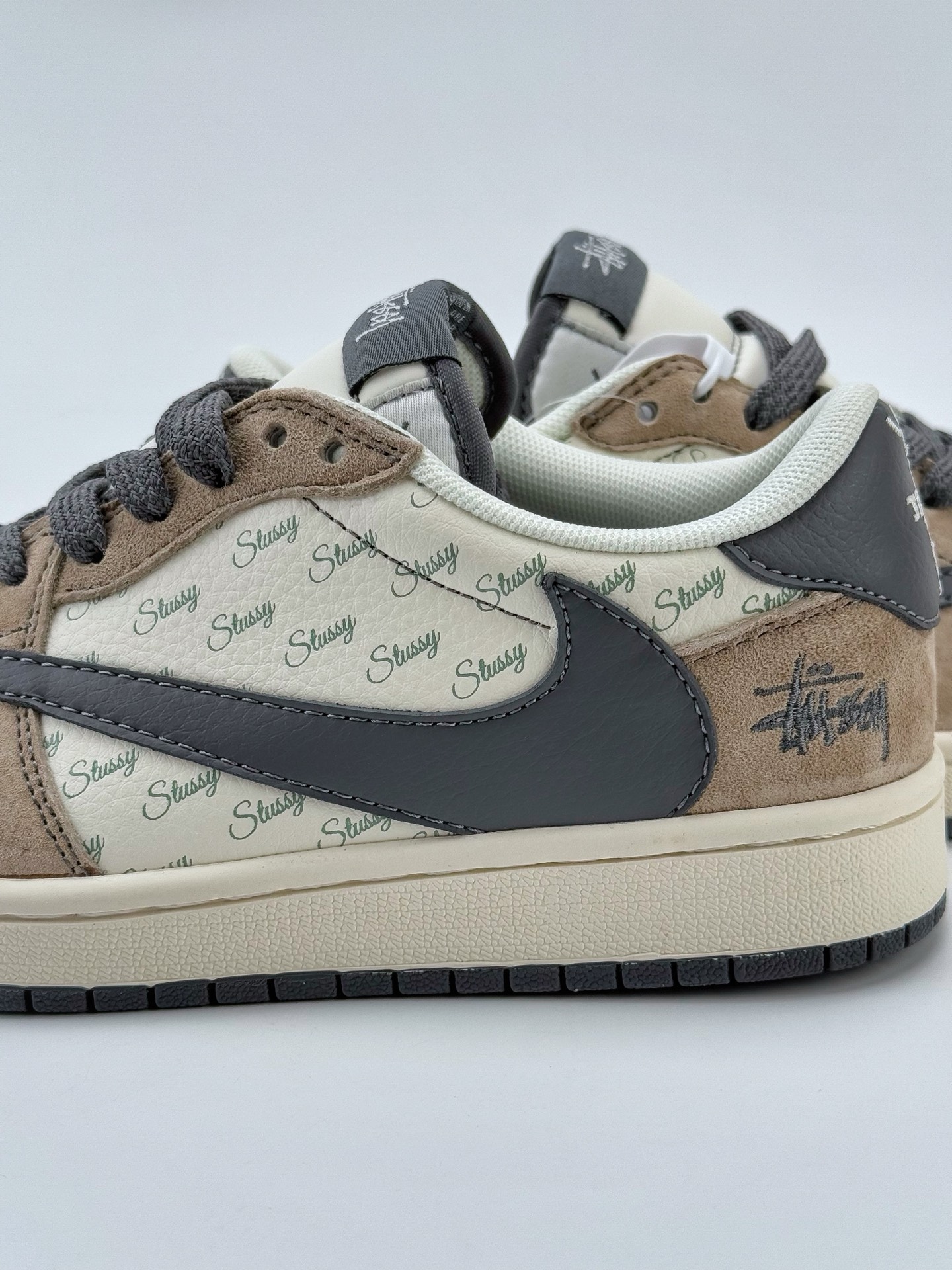 Travis Scott x Nike Air Jordan 1 Low x Stussy Air Jordan 1 Low 反转白棕灰小钩满天星翻毛倒钩 XZ6188-690