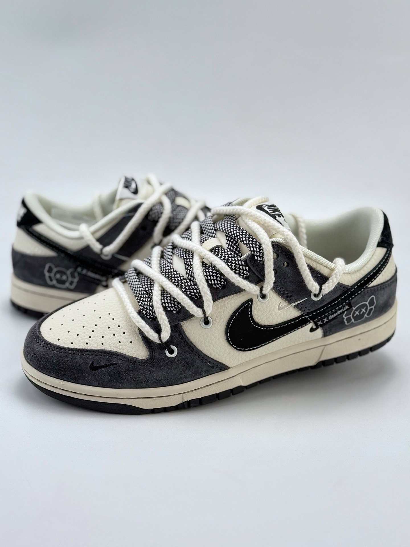 Nike SB Dunk Low x Bearbrick 白黑三小钩绑带满天星  YX5066-246