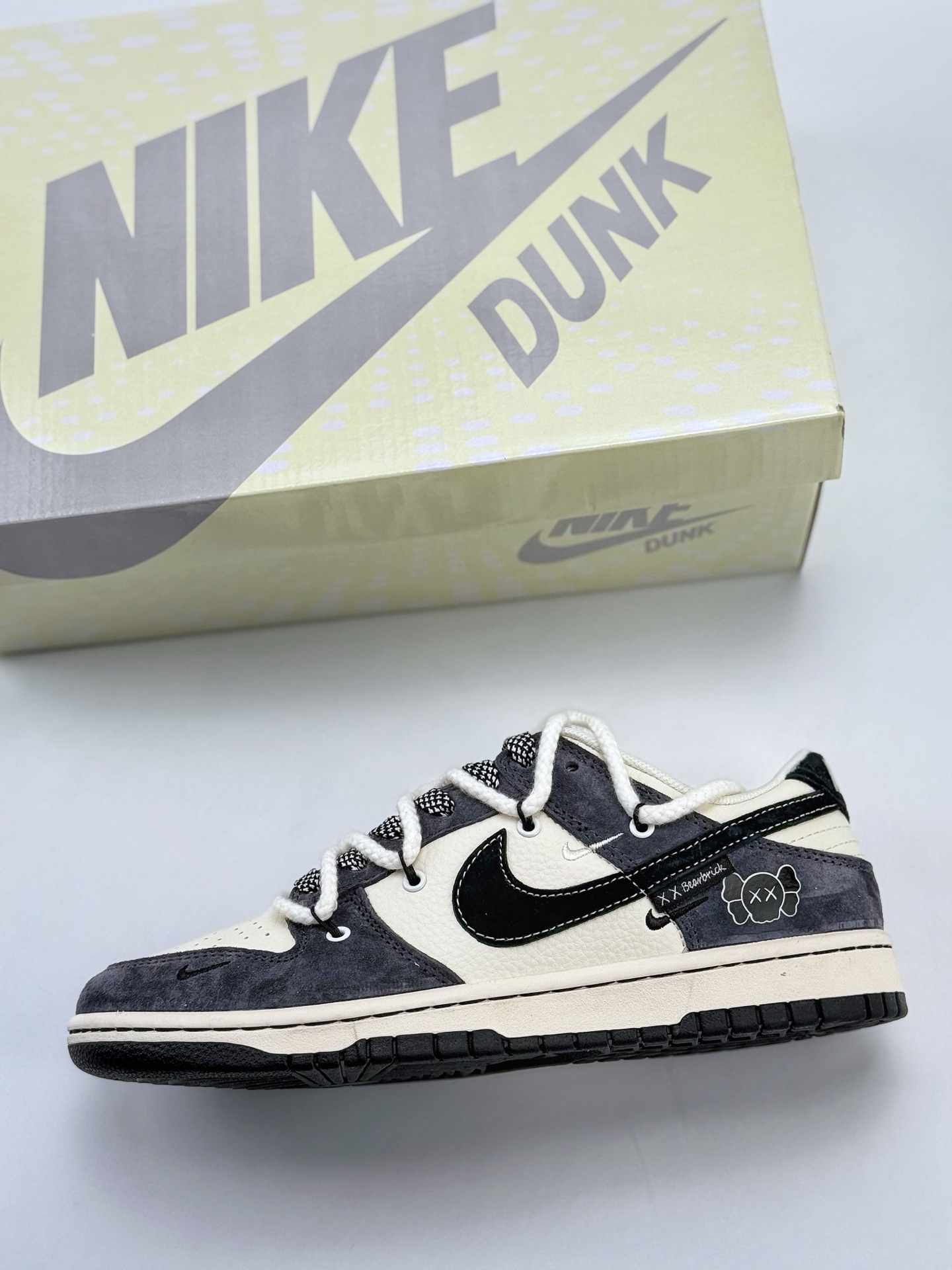 Nike SB Dunk Low x Bearbrick 白黑三小钩绑带满天星  YX5066-246
