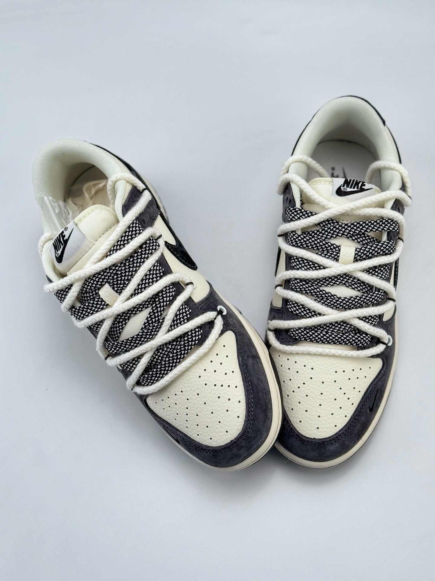 Nike SB Dunk Low x Bearbrick 白黑三小钩绑带满天星  YX5066-246