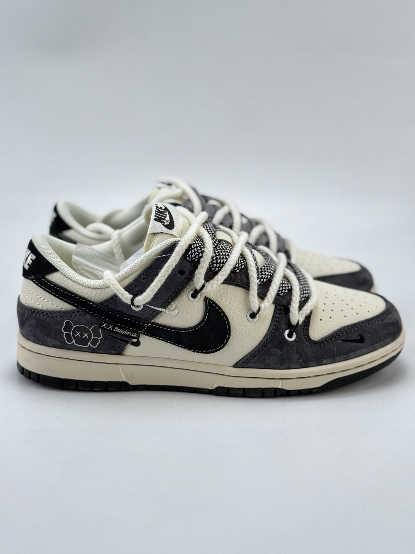Nike SB Dunk Low x Bearbrick 白黑三小钩绑带满天星  YX5066-246