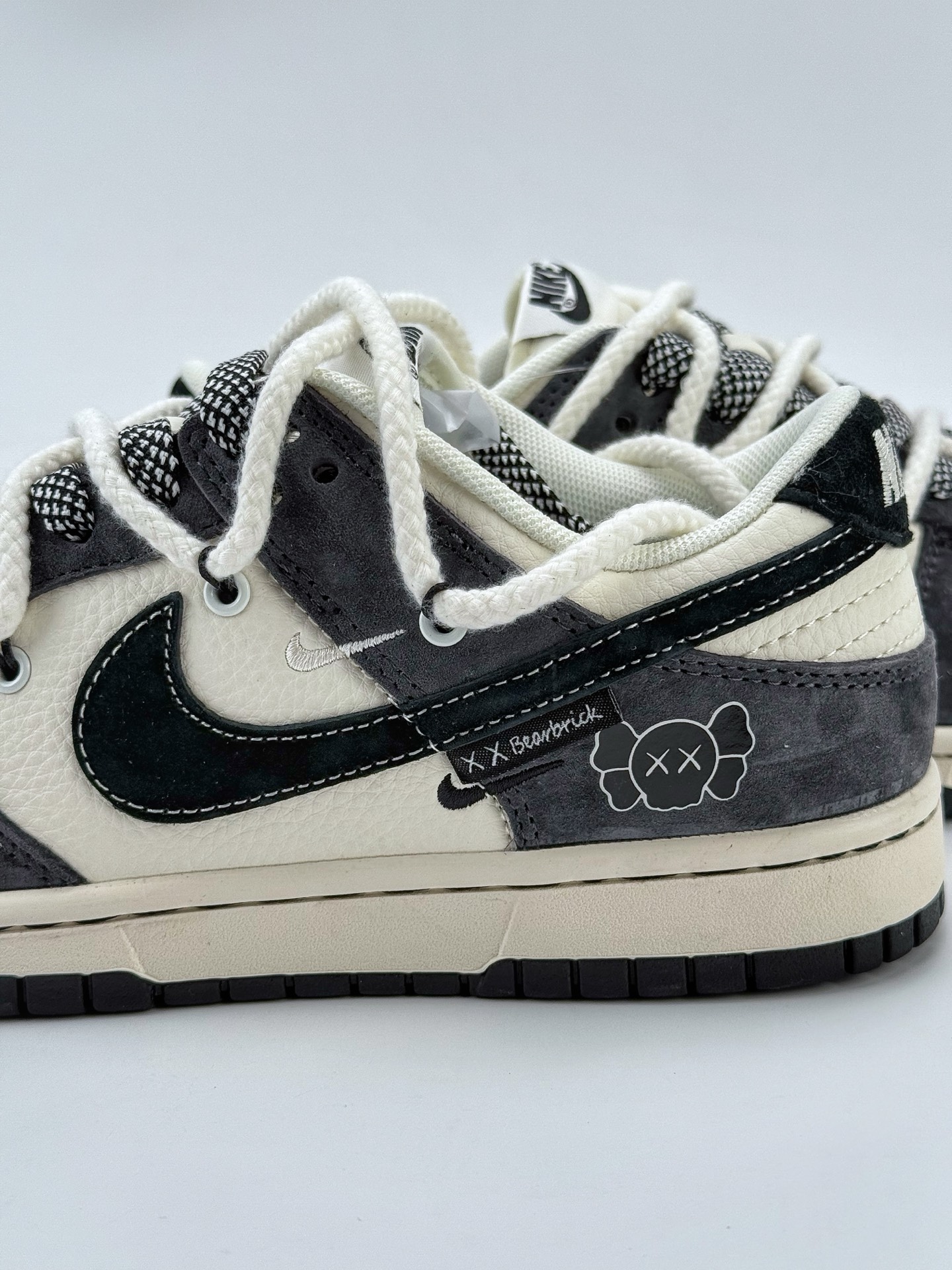 Nike SB Dunk Low x Bearbrick 白黑三小钩绑带满天星  YX5066-246