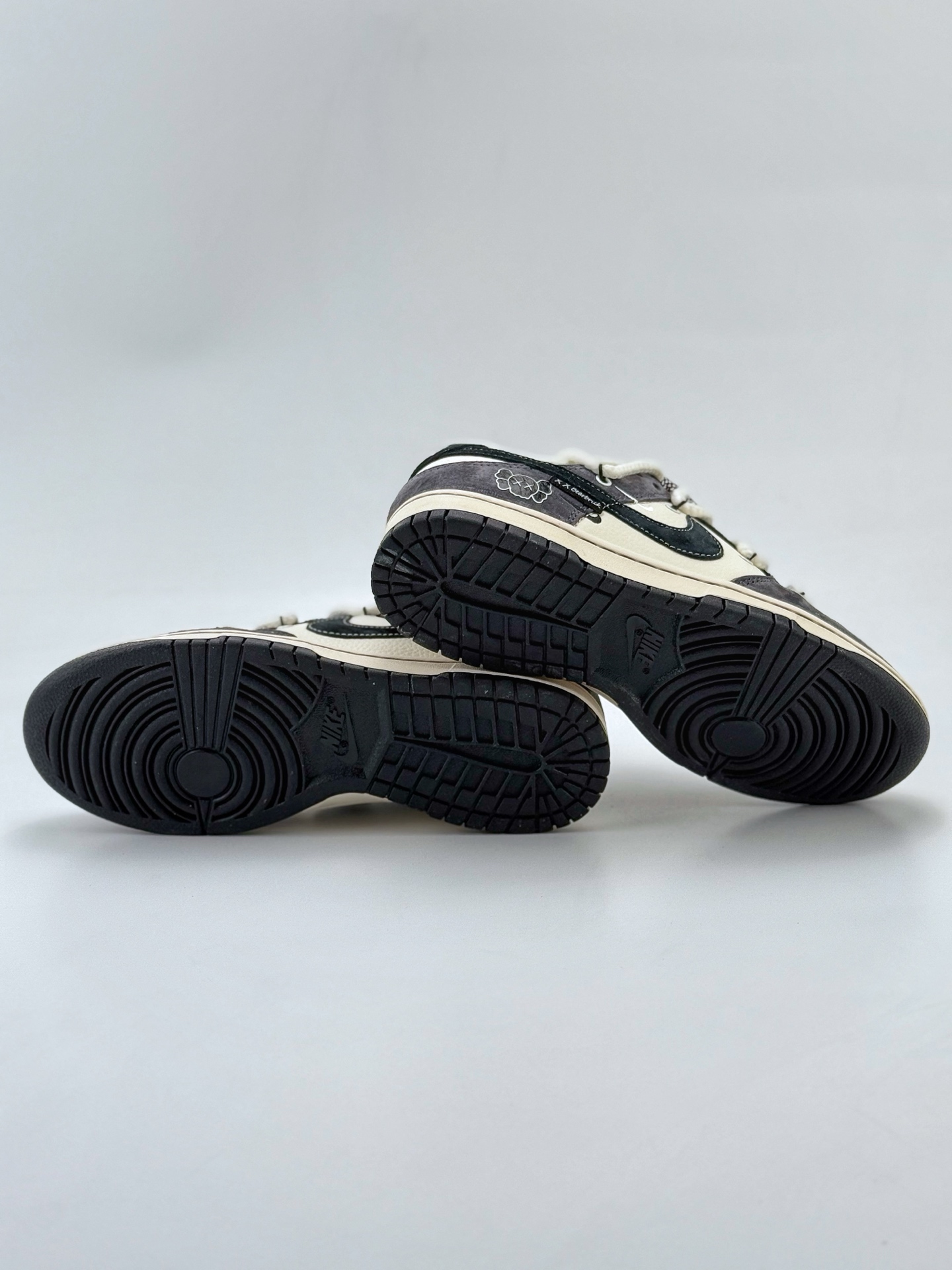 Nike SB Dunk Low x Bearbrick 白黑三小钩绑带满天星  YX5066-246