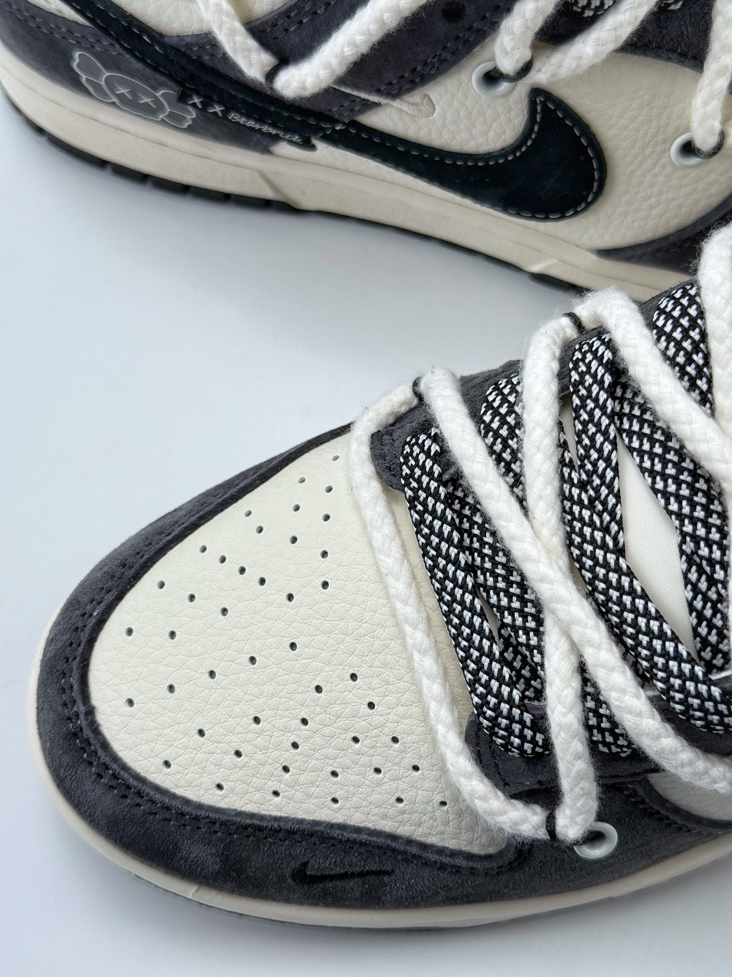 Nike SB Dunk Low x Bearbrick 白黑三小钩绑带满天星  YX5066-246