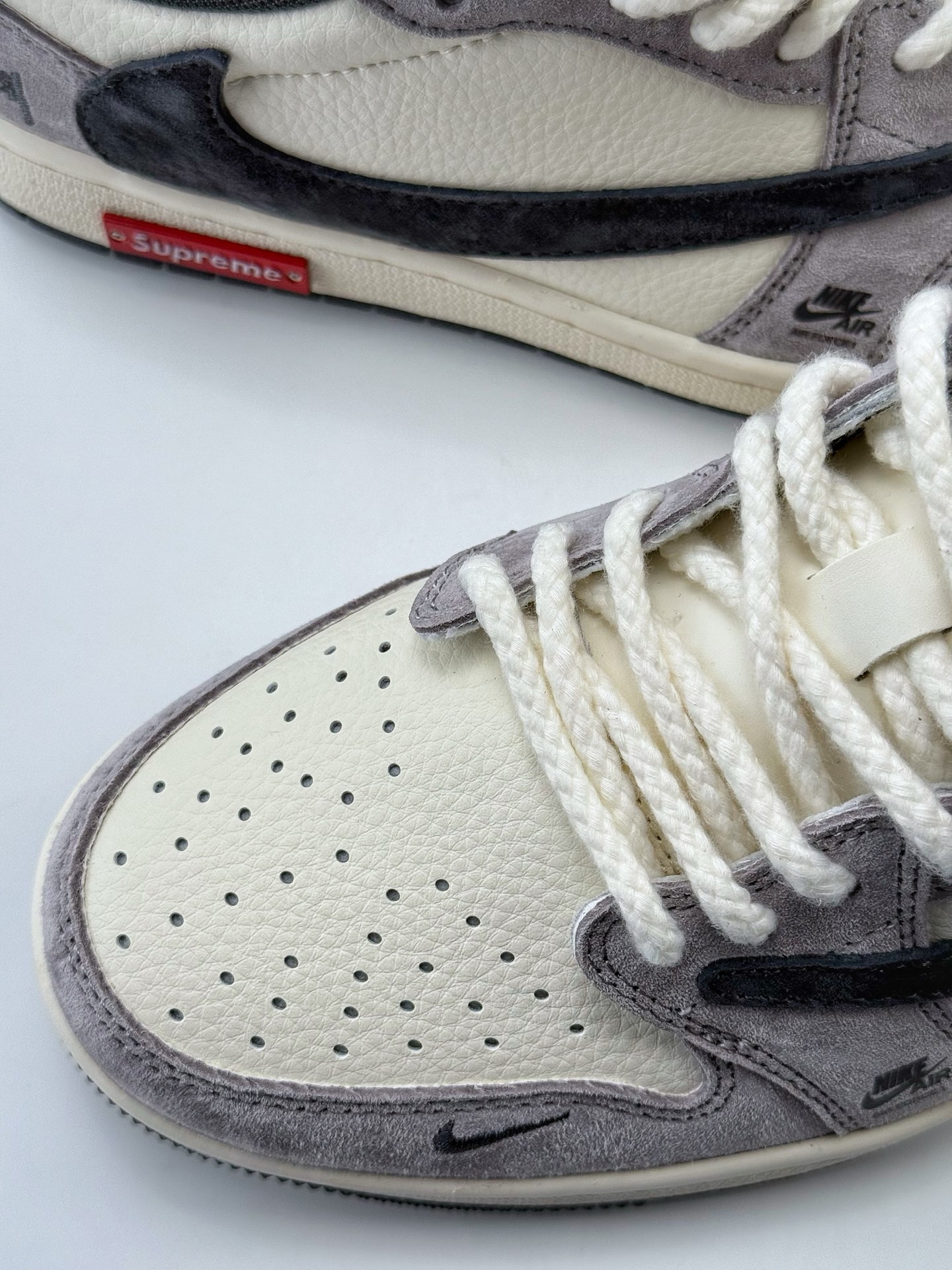 Travis Scott x Nike Air Jordan 1 Low x Stussy Air Jordan 1 Low 反转白灰黑小钩翻毛倒钩 SJ2068-140