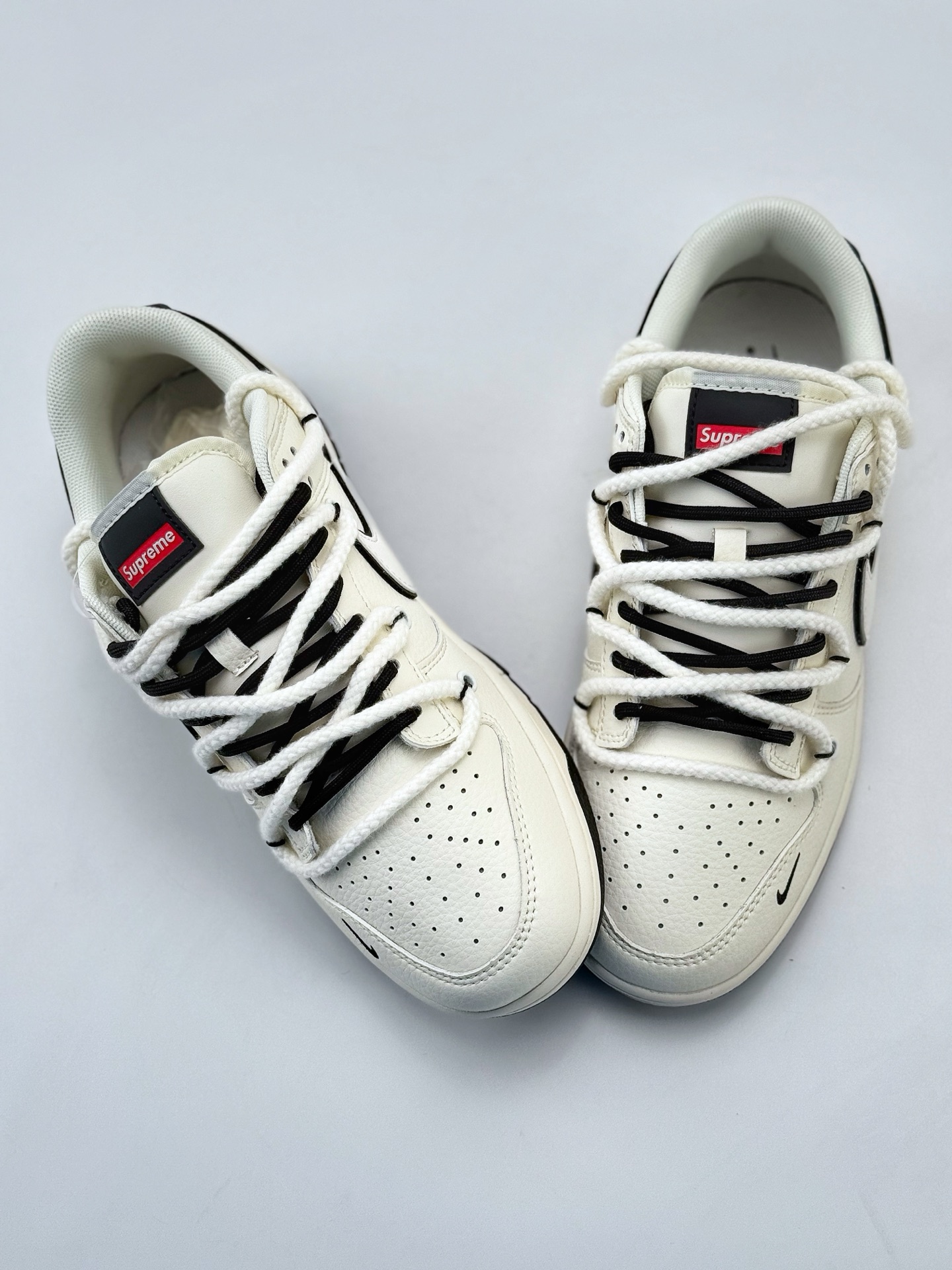 Nike SB Dunk Low x Supreme 白黑小钩绑带  YX5066-259