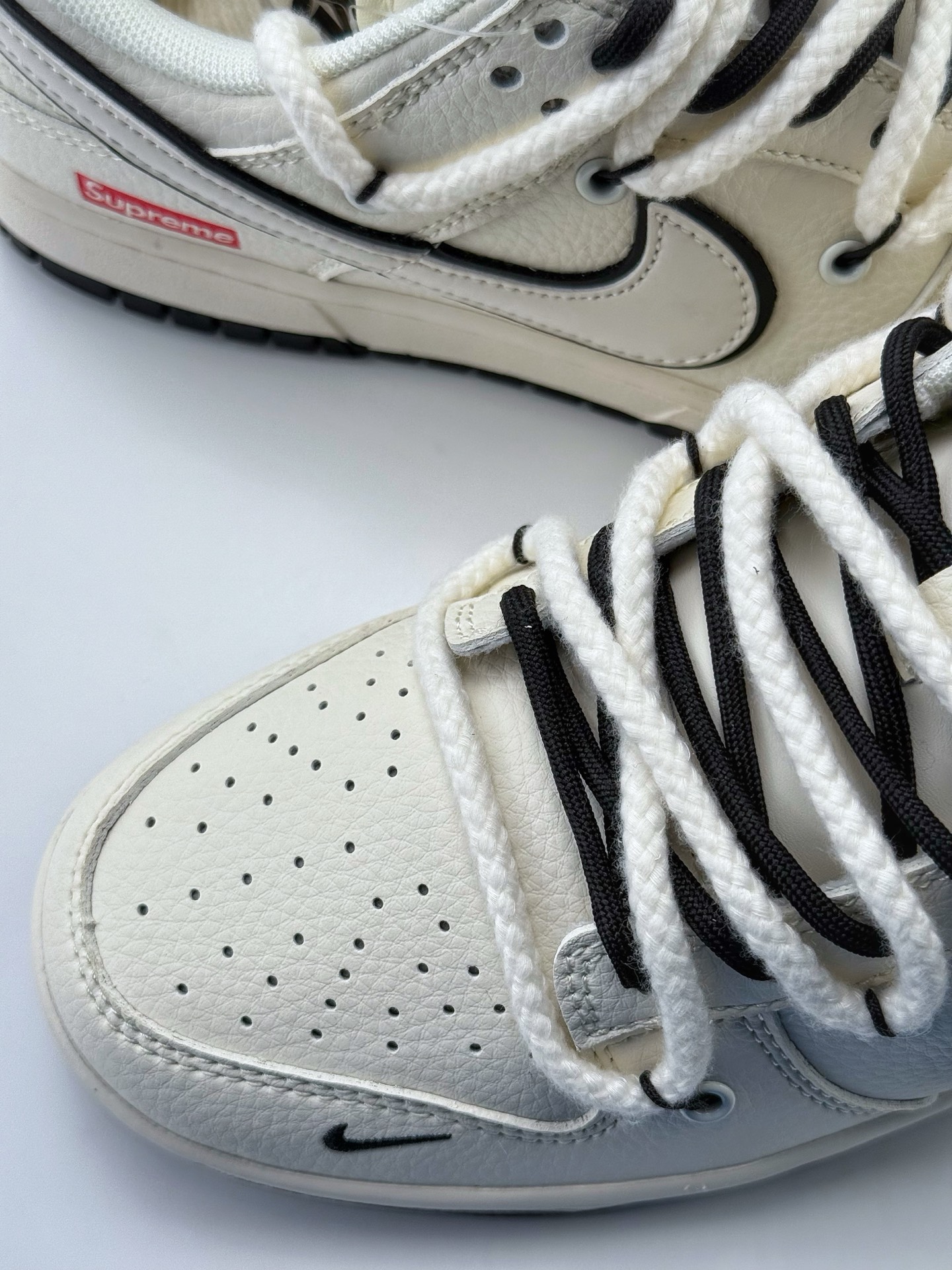 Nike SB Dunk Low x Supreme 白黑小钩绑带  YX5066-259
