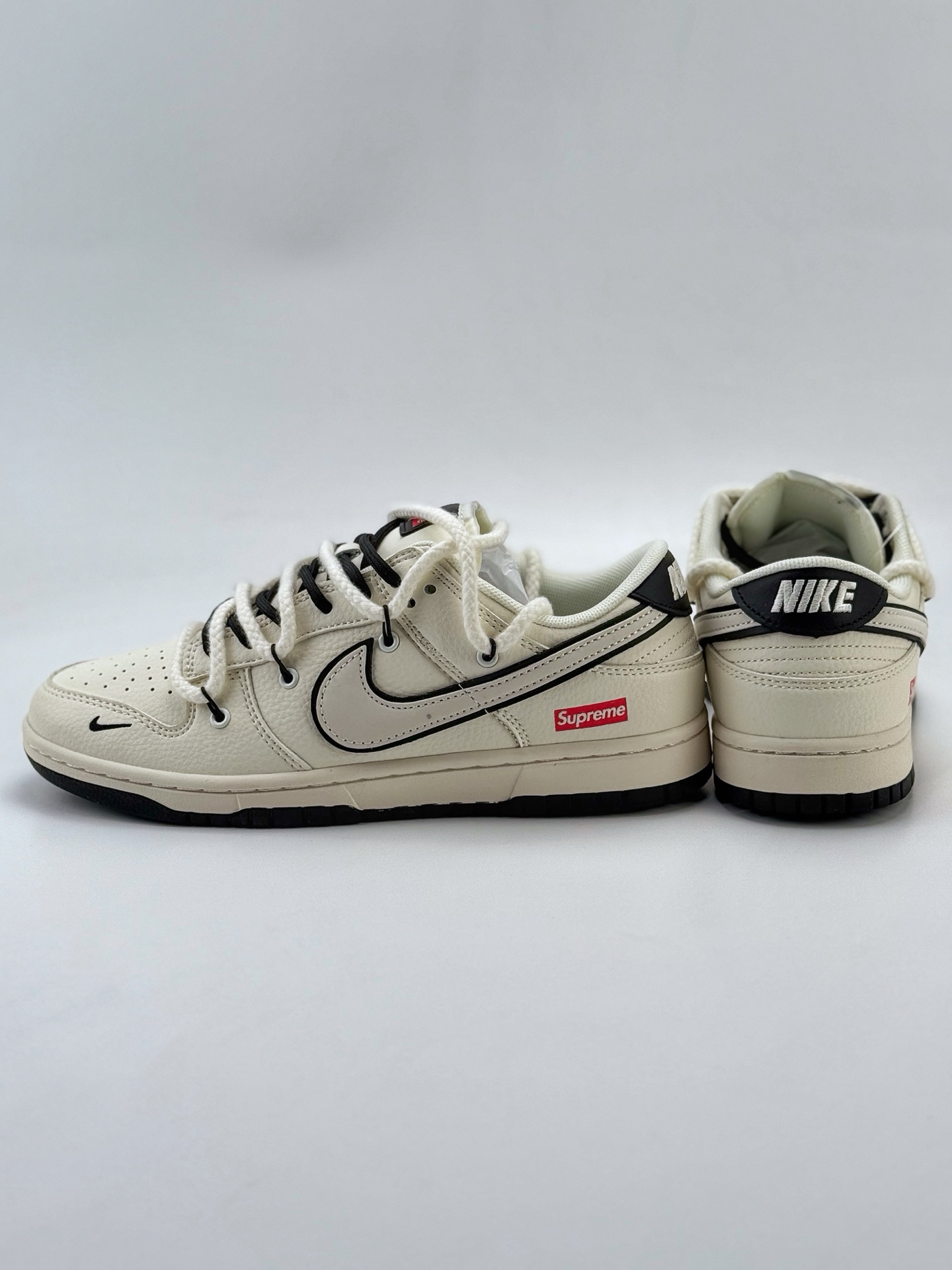 Nike SB Dunk Low x Supreme 白黑小钩绑带  YX5066-259