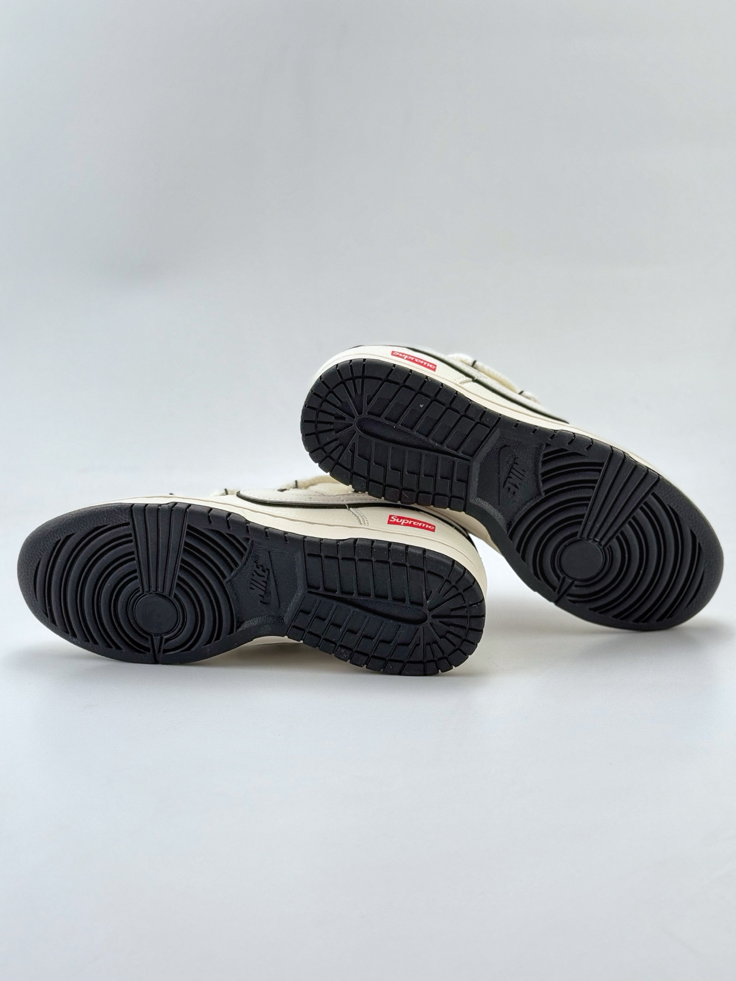 Nike SB Dunk Low x Supreme 白黑小钩绑带  YX5066-259