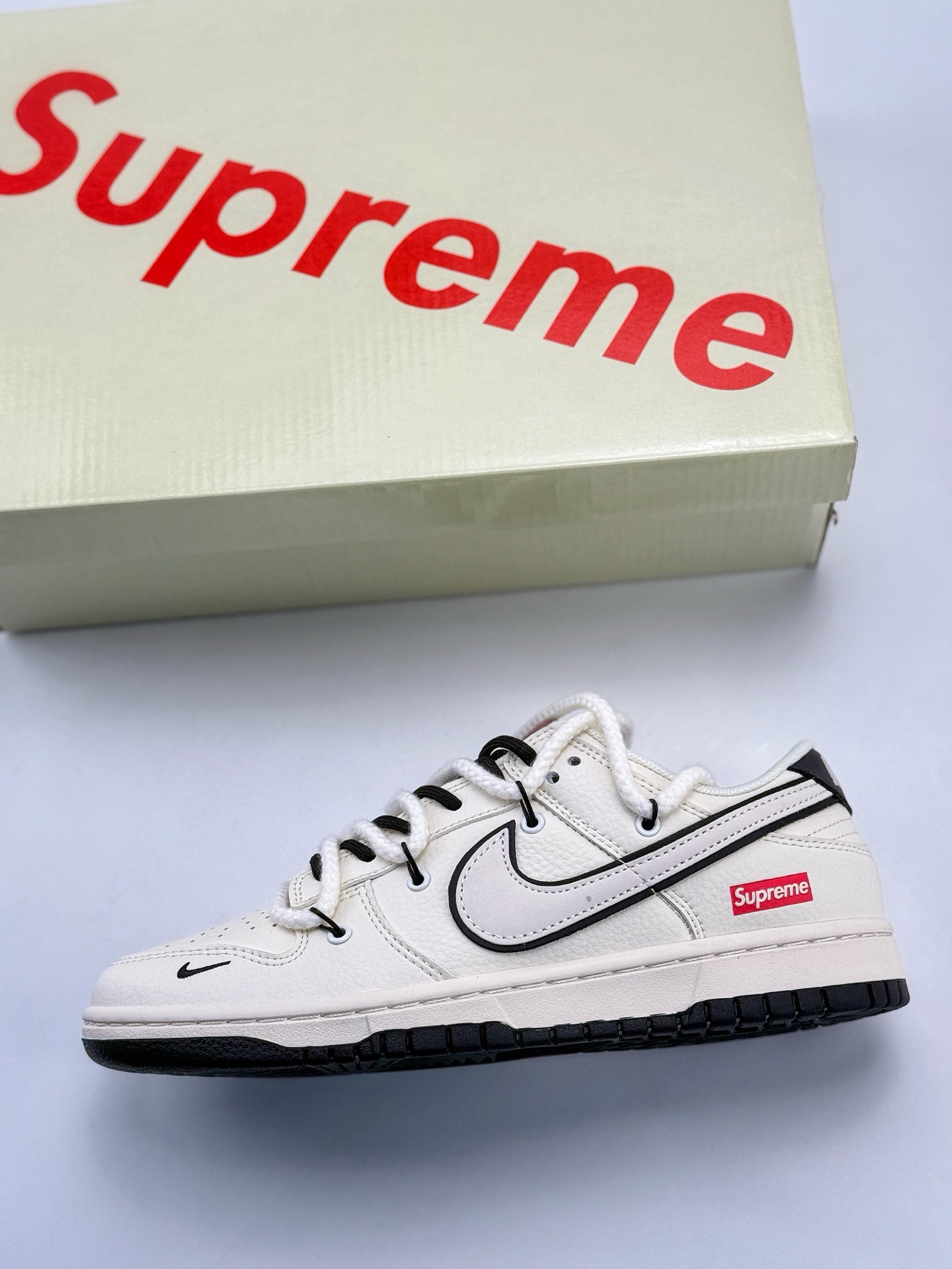 Nike SB Dunk Low x Supreme 白黑小钩绑带  YX5066-259