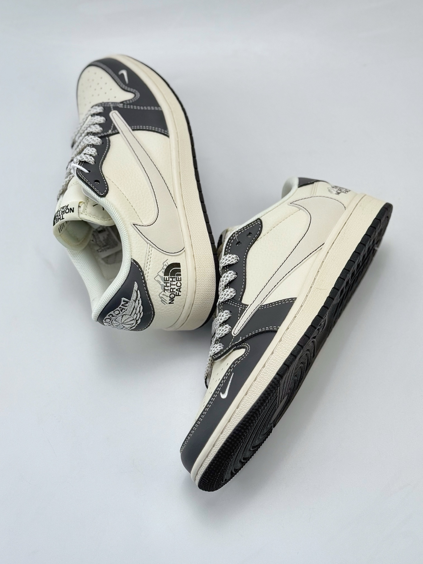 Travis Scott x Nike Air Jordan 1 Low x The North Face Air Jordan 1 Low 反转白黑小钩满天星倒钩 XS6089-509