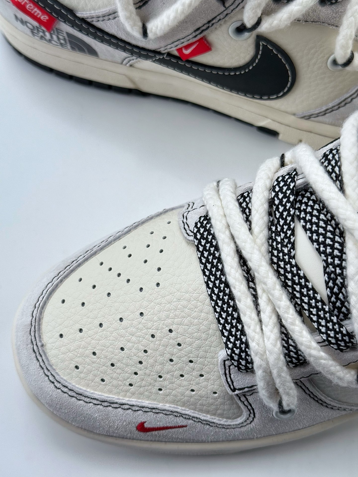 Nike SB Dunk Low x The North Face x Supreme 白黑缝线红小钩绑带 YX5066-231