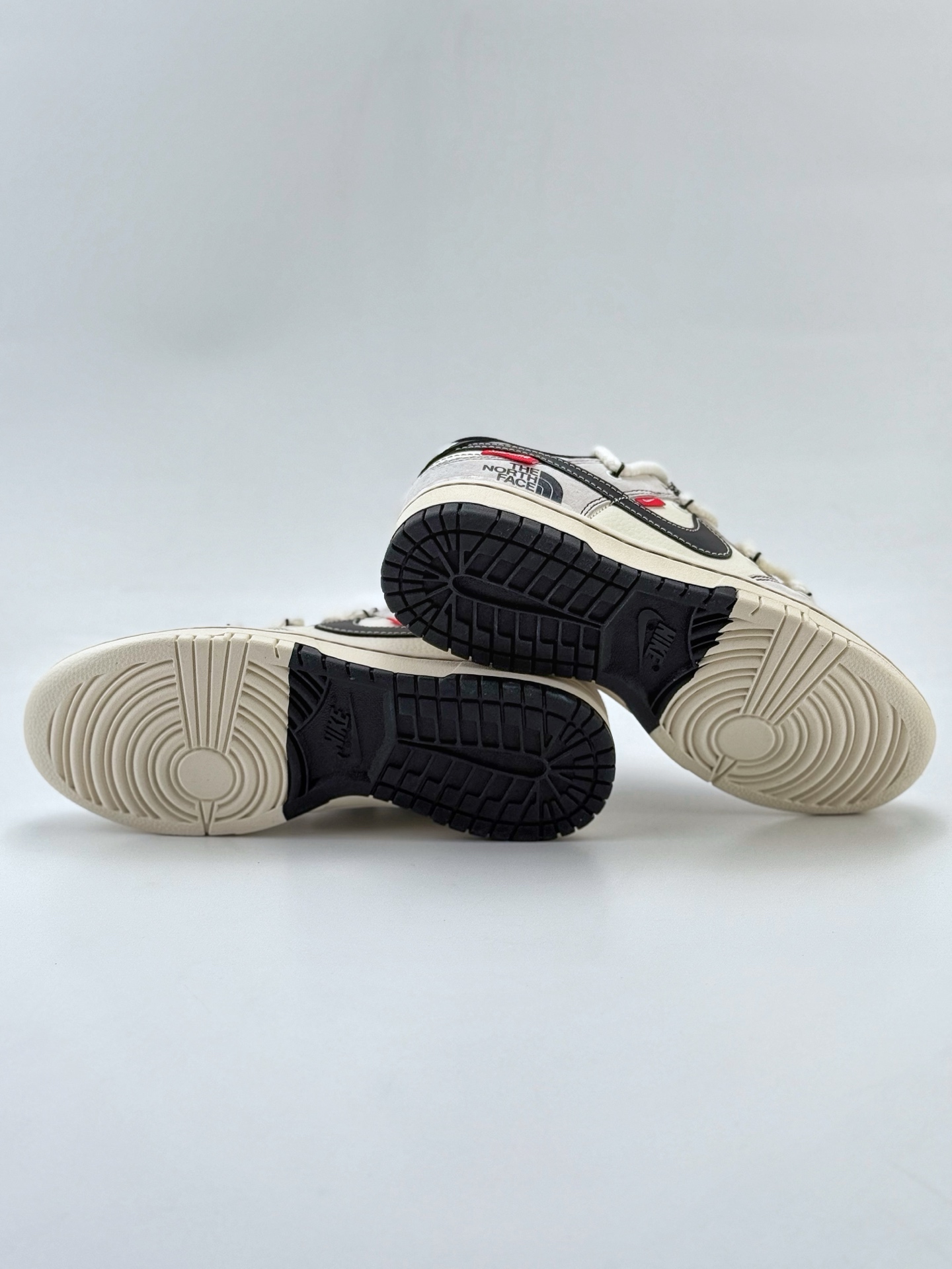 Nike SB Dunk Low x The North Face x Supreme 白黑缝线红小钩绑带 YX5066-231