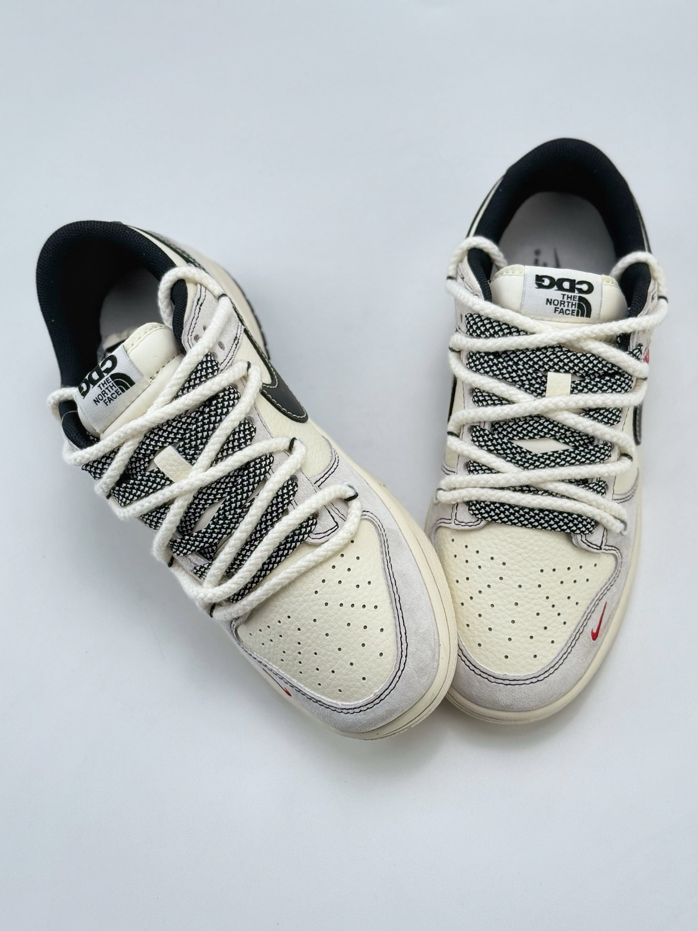 Nike SB Dunk Low x The North Face x Supreme 白黑缝线红小钩绑带 YX5066-231