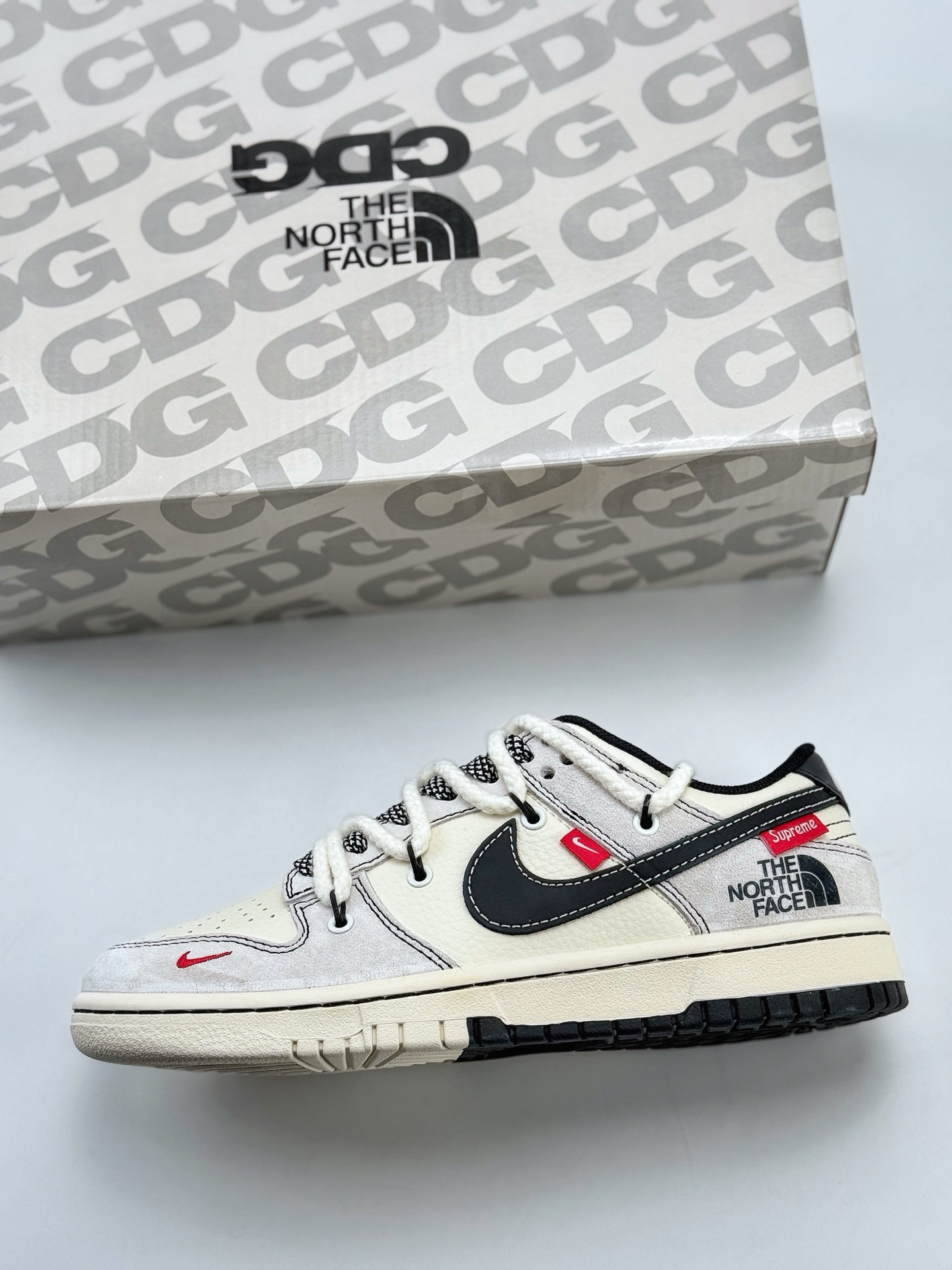 Nike SB Dunk Low x The North Face x Supreme 白黑缝线红小钩绑带 YX5066-231