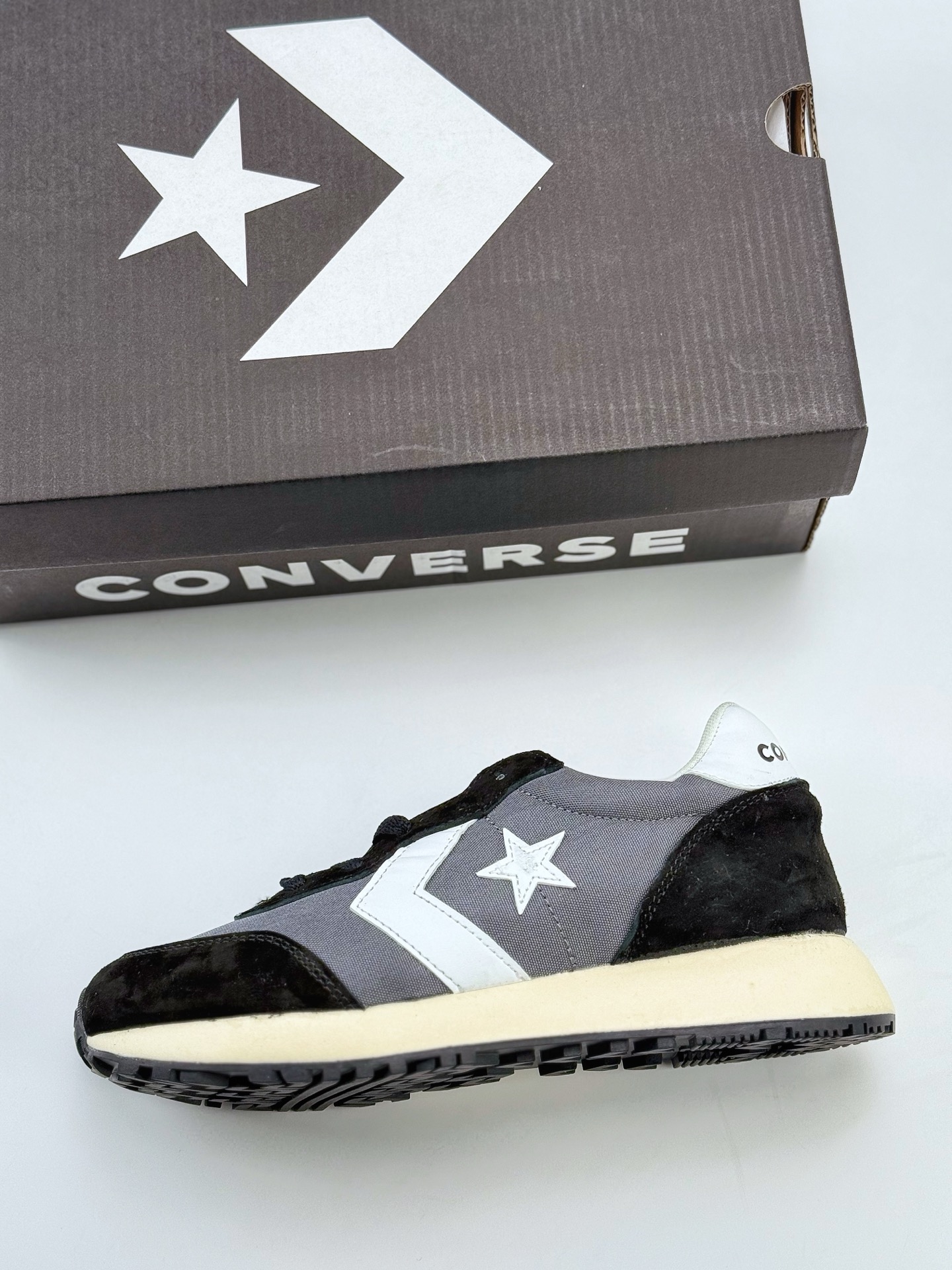 王源同款 全新Converse「学院复古跑鞋」 它的灵感源自 Converse上世纪的经典跑鞋鞋款