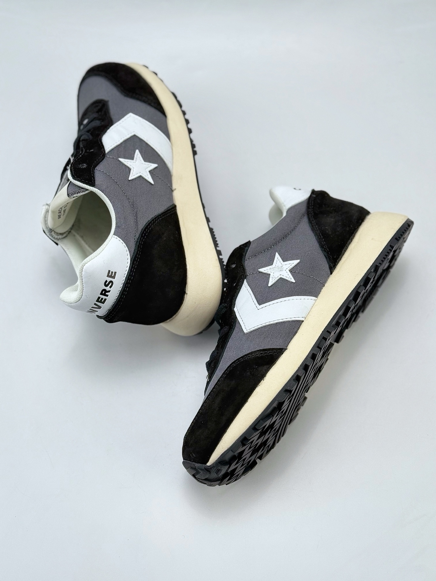 王源同款 全新Converse「学院复古跑鞋」 它的灵感源自 Converse上世纪的经典跑鞋鞋款