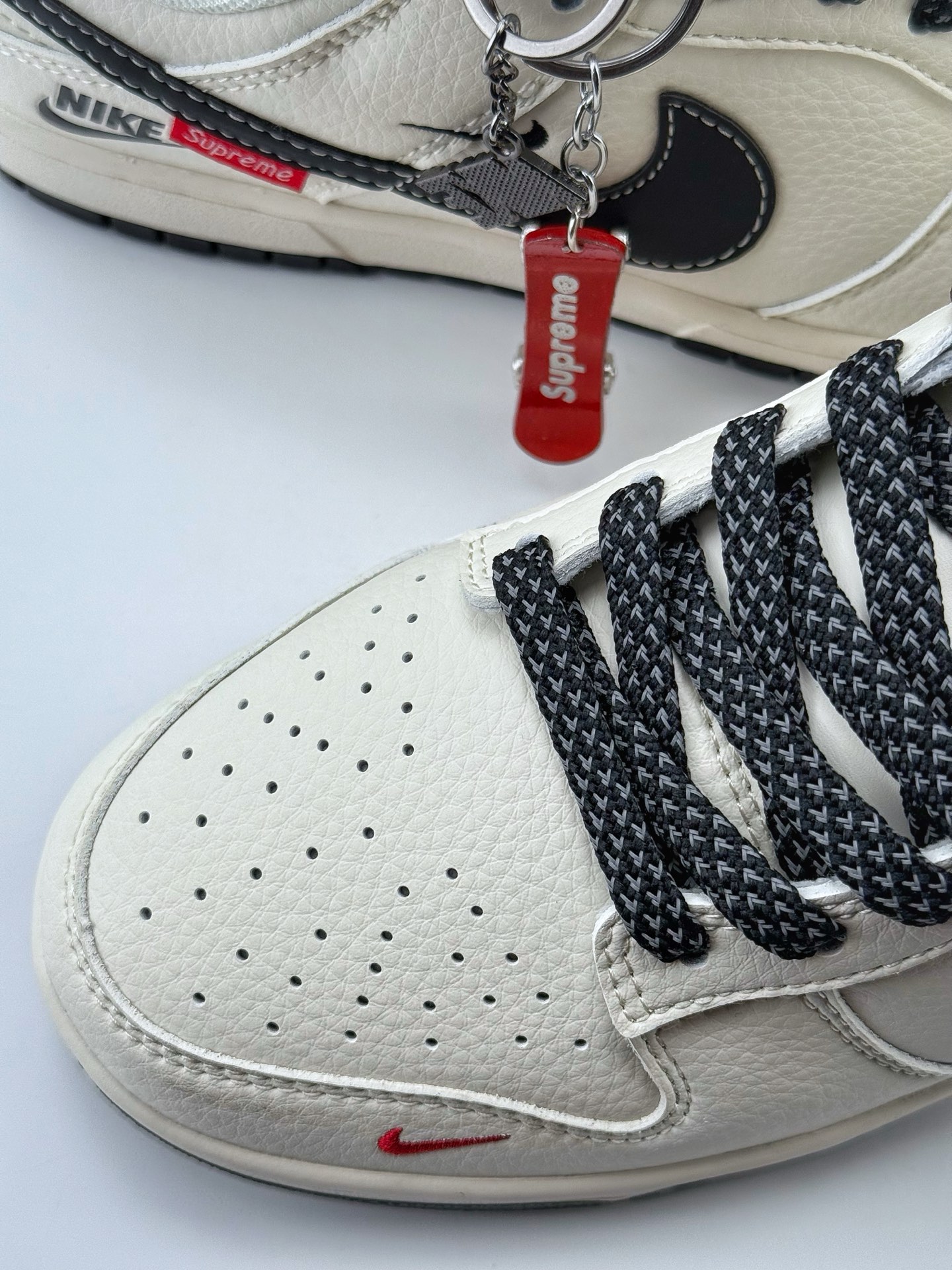 Nike SB Dunk Low x Supreme 白黑双小钩满天星  HH7518-035