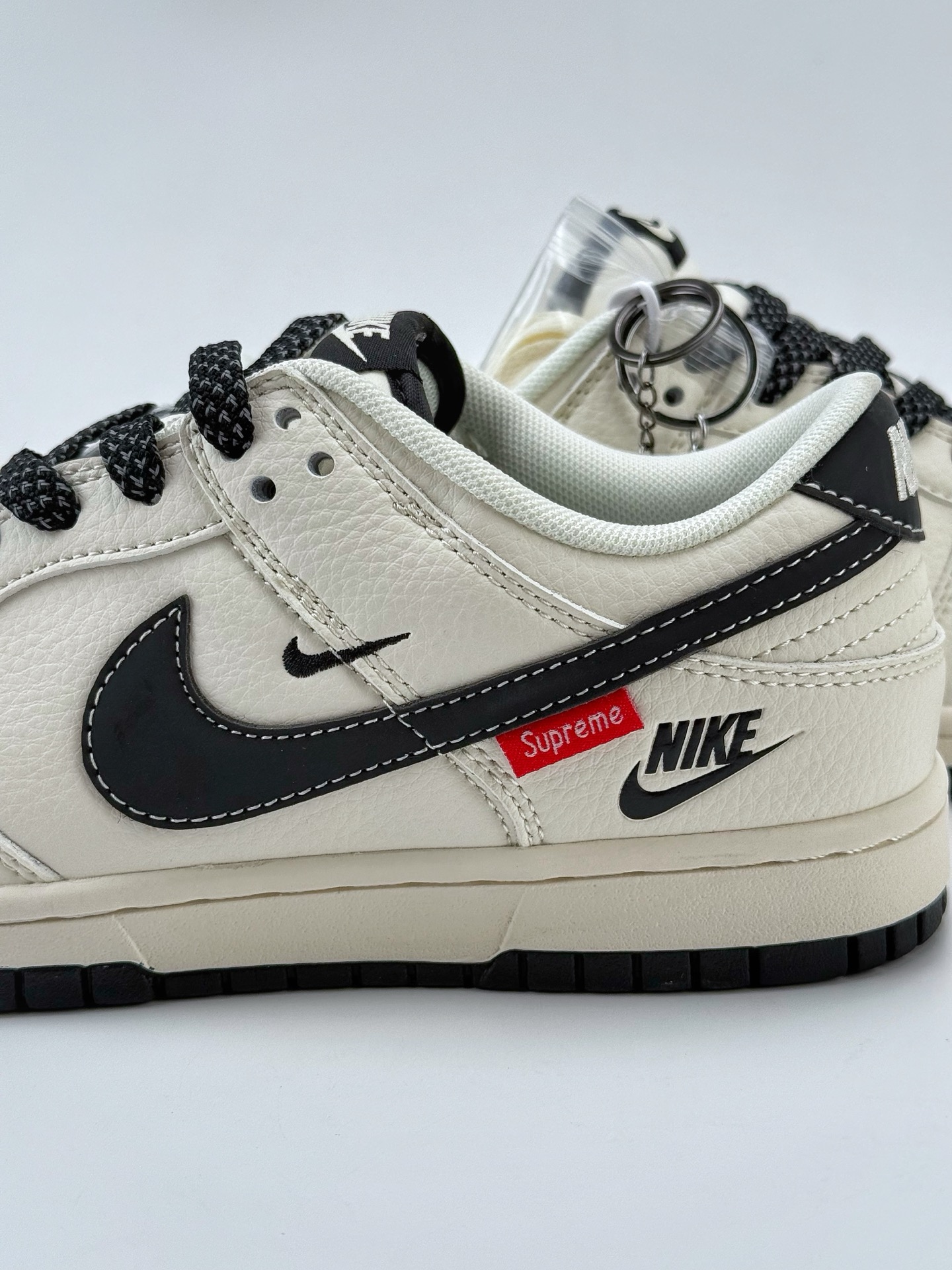 Nike SB Dunk Low x Supreme 白黑双小钩满天星  HH7518-035
