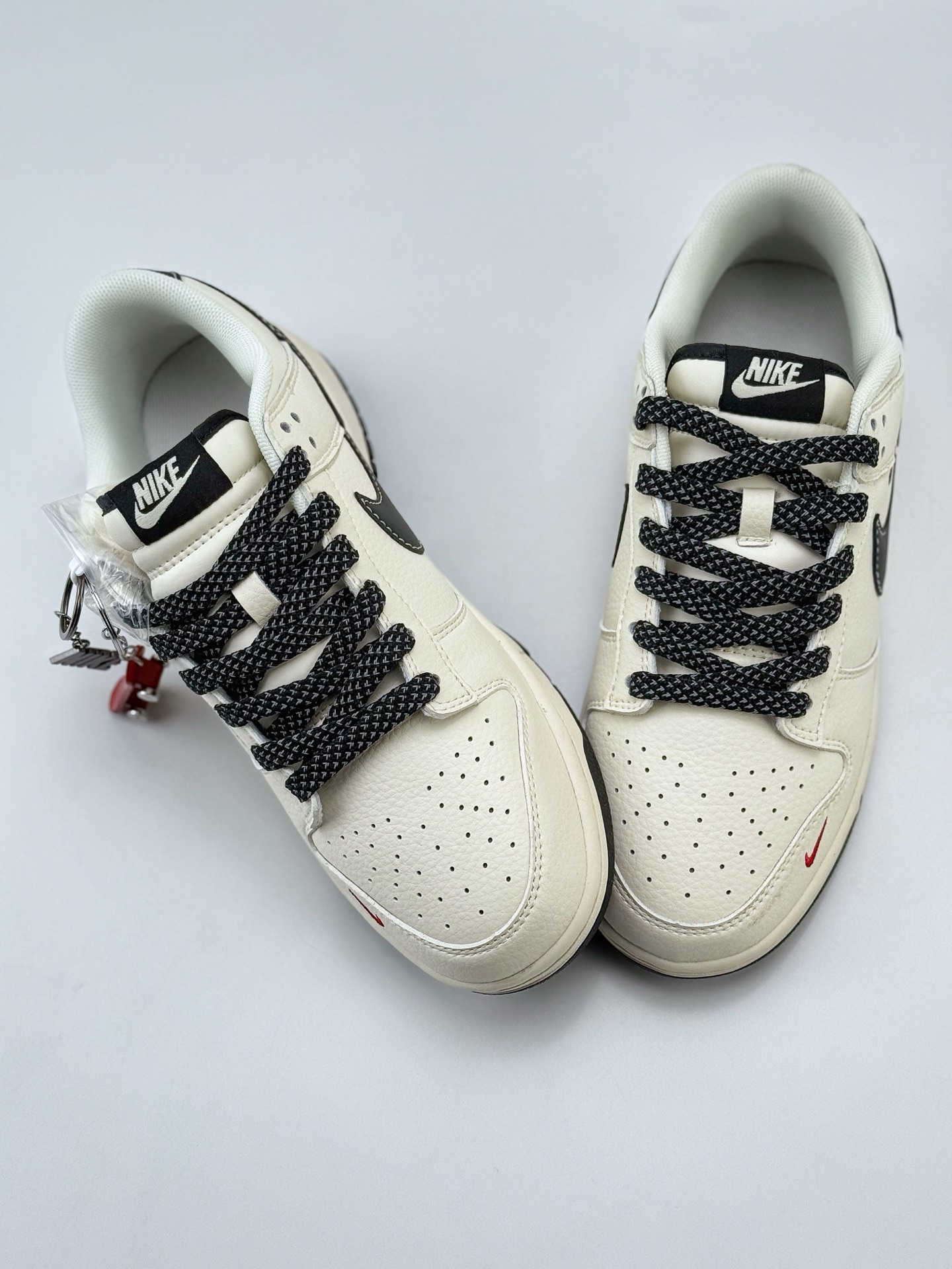 Nike SB Dunk Low x Supreme 白黑双小钩满天星  HH7518-035