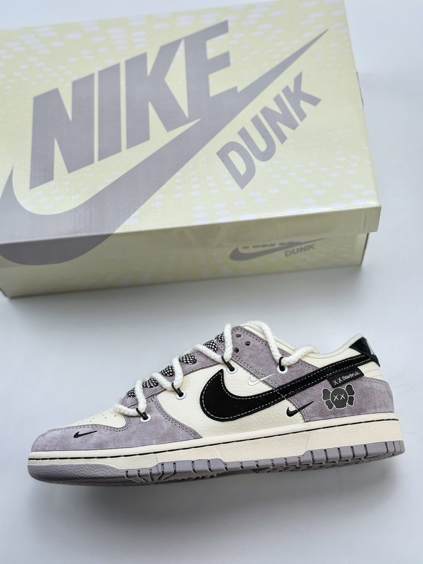 300 Nike SB Dunk Low x Bearbrick XX 白灰黑三小钩绑带满天星  YX5066-245