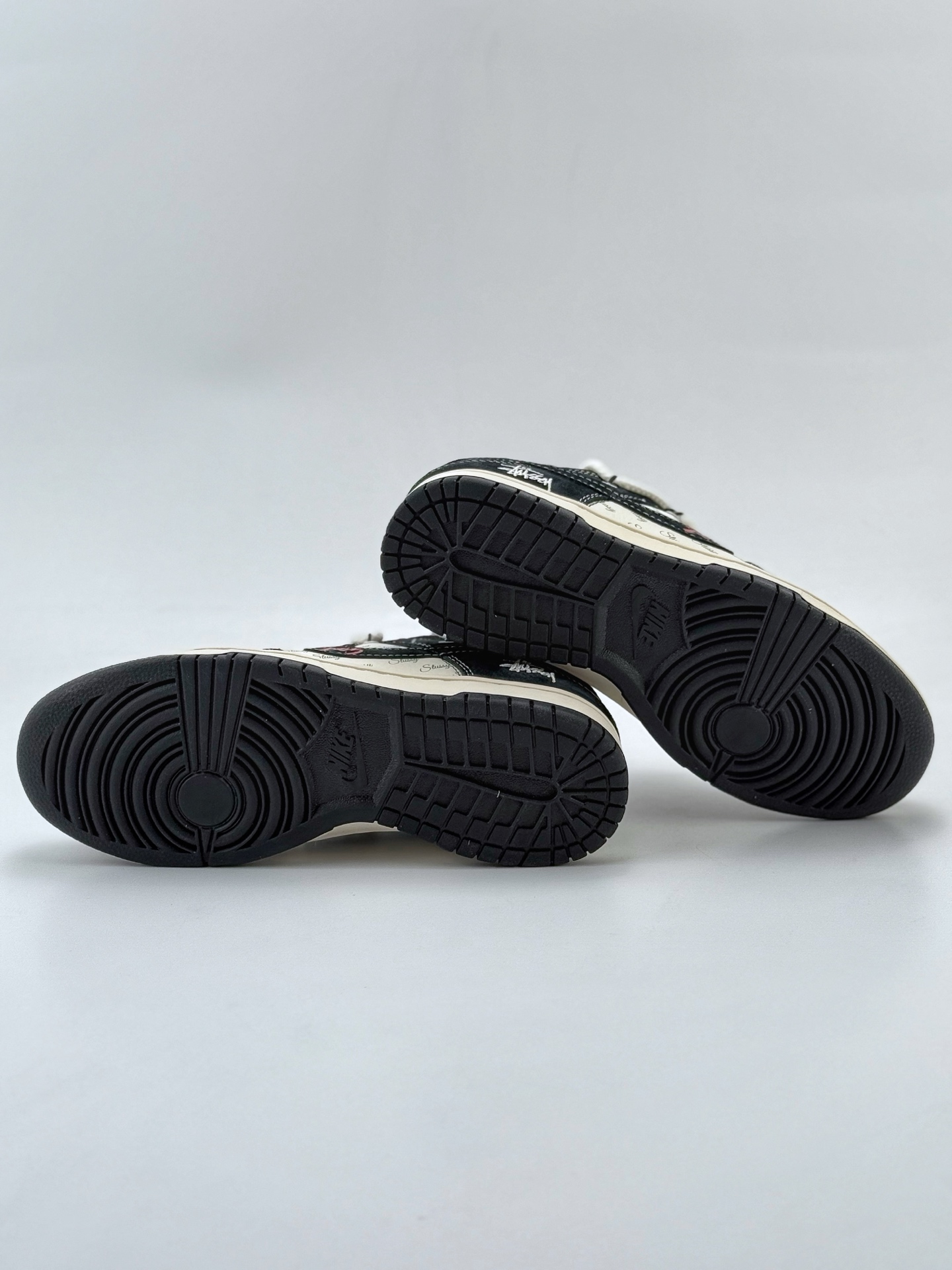 Nike SB Dunk Low x Stussy 黑白缝线绑带  SJ2068-252