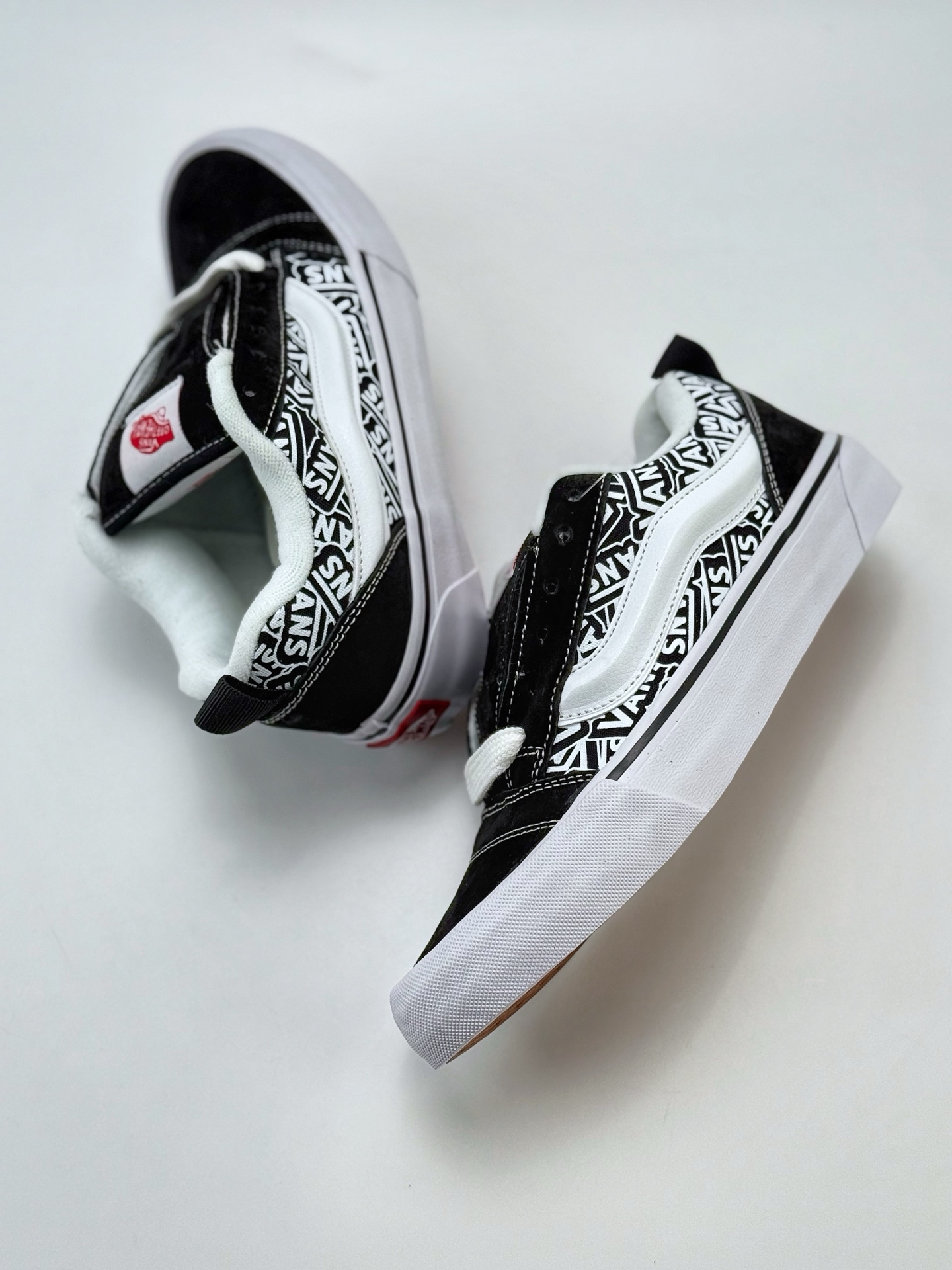 Vans Knu Skool 耐磨透气低帮板鞋男女同款 黑白万斯定制大LOGO涂鸦面包鞋