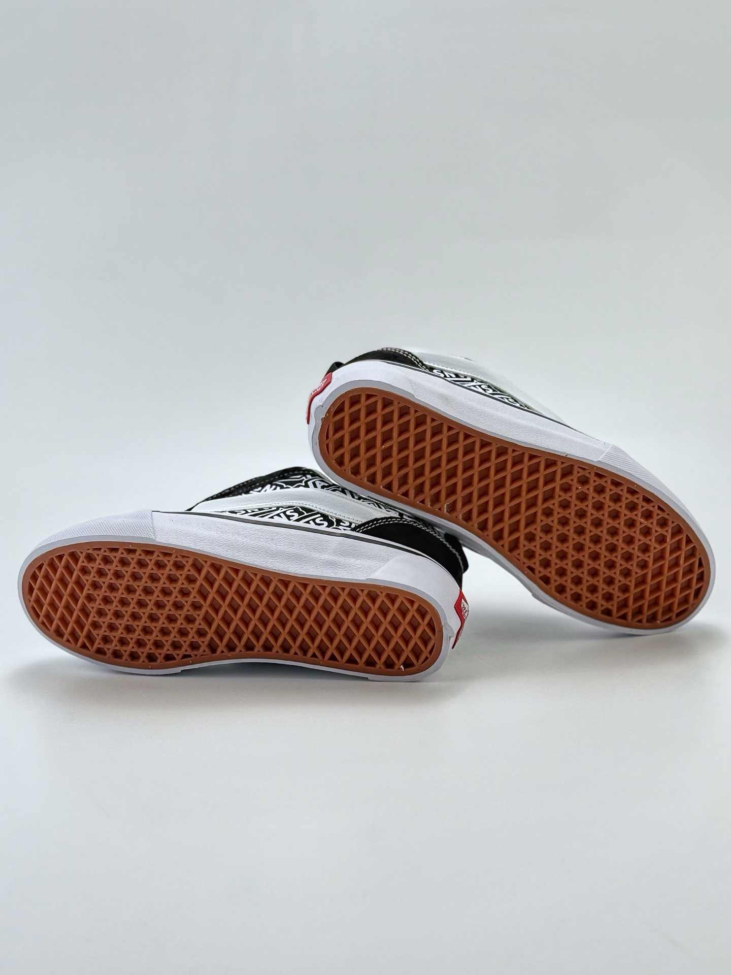 Vans Knu Skool 耐磨透气低帮板鞋男女同款 黑白万斯定制大LOGO涂鸦面包鞋