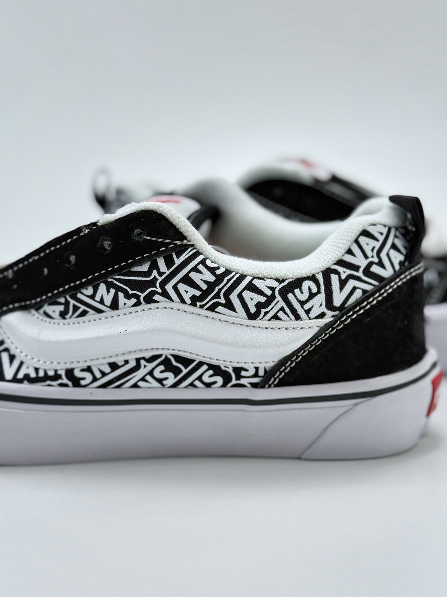 Vans Knu Skool 耐磨透气低帮板鞋男女同款 黑白万斯定制大LOGO涂鸦面包鞋
