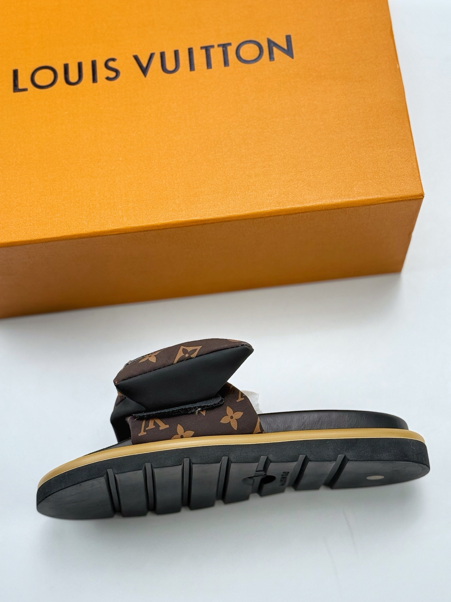 Louis Vuitton 2024专柜 春夏新款 最高限定专柜上新 LV情侣厚底魔术贴拖鞋明星同款