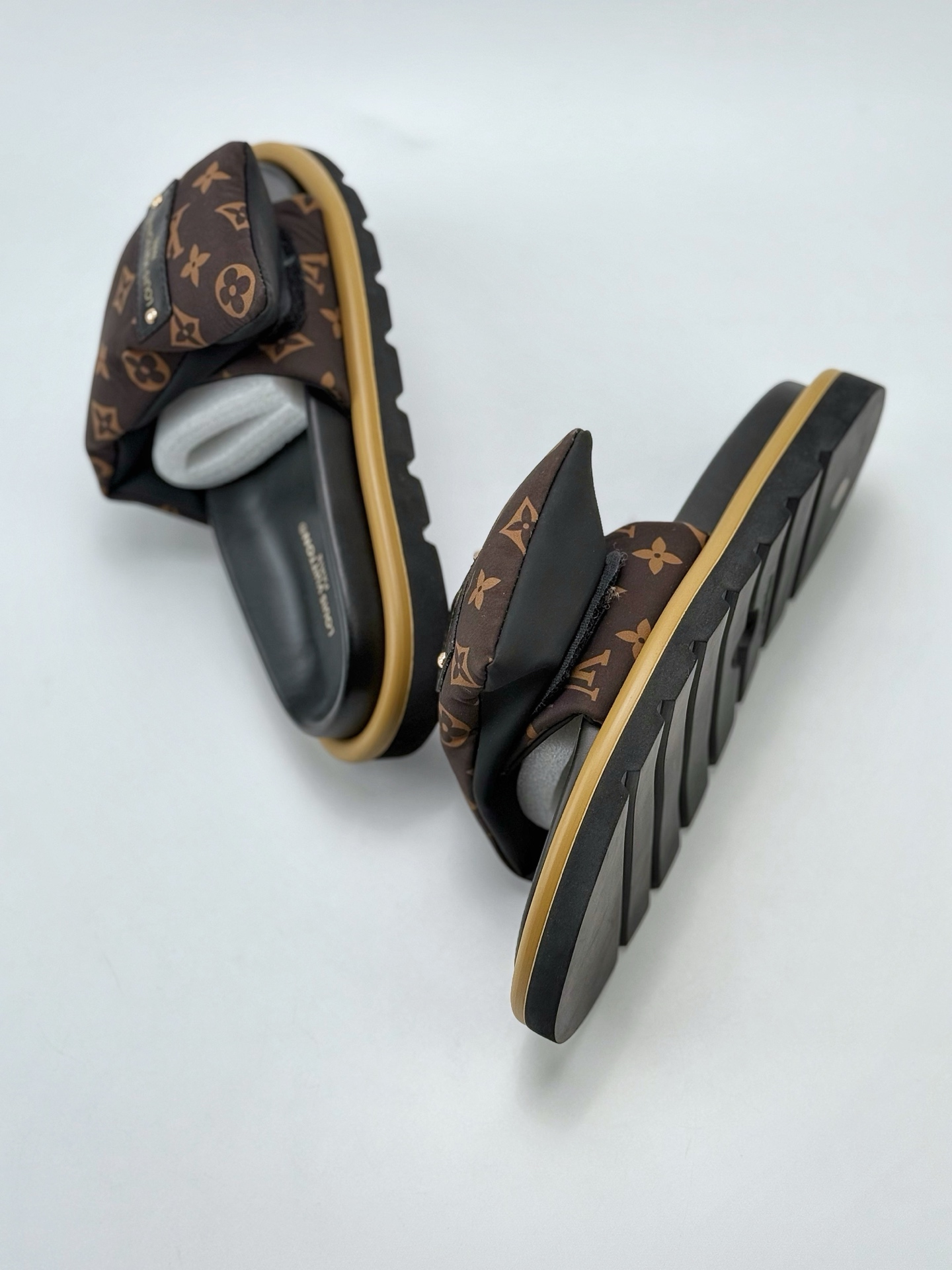 Louis Vuitton 2024专柜 春夏新款 最高限定专柜上新 LV情侣厚底魔术贴拖鞋明星同款
